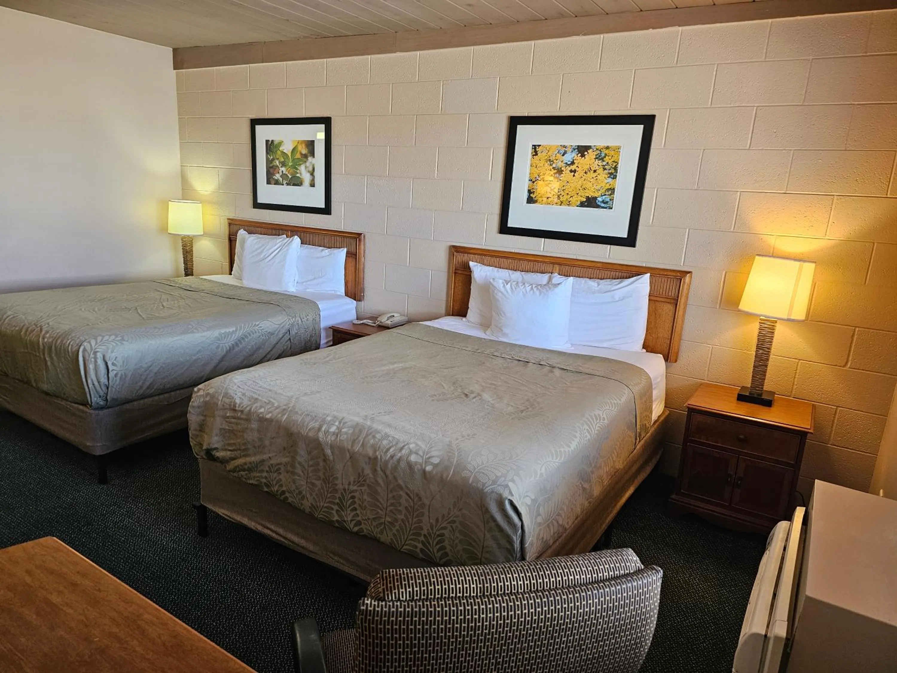 Bed in 1st Choice Inn of Rawlins