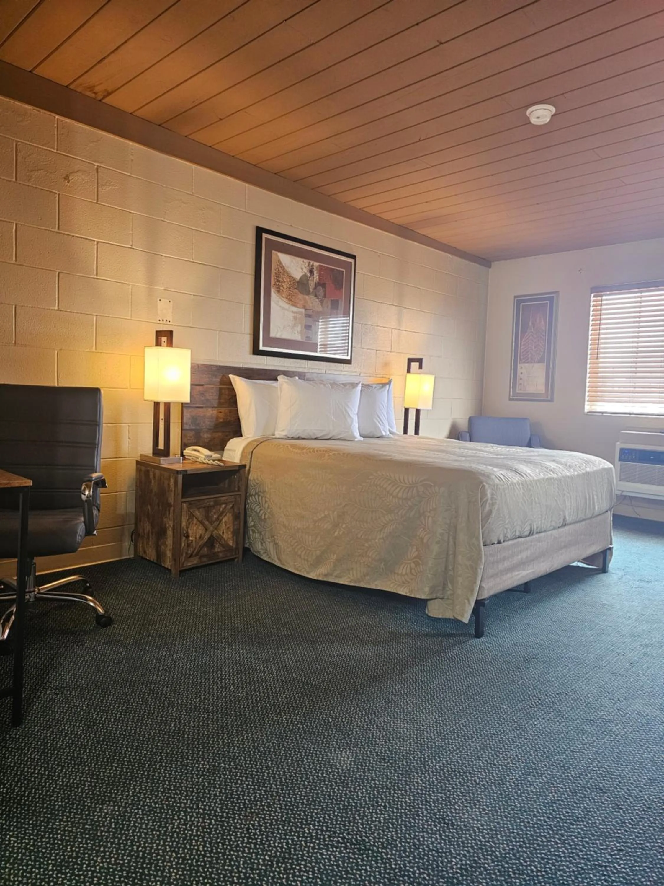 Bed in 1st Choice Inn of Rawlins