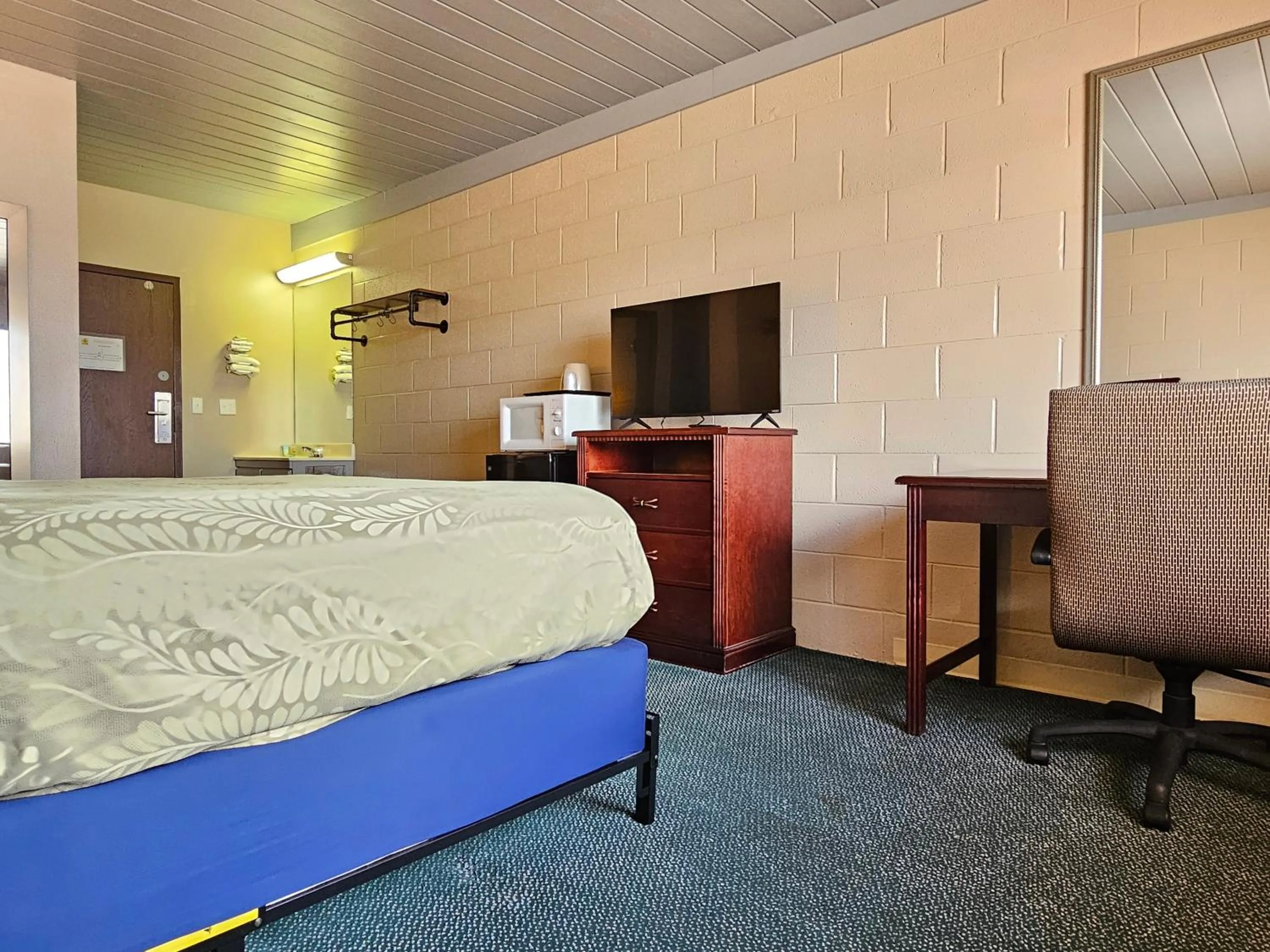 Bed in 1st Choice Inn of Rawlins