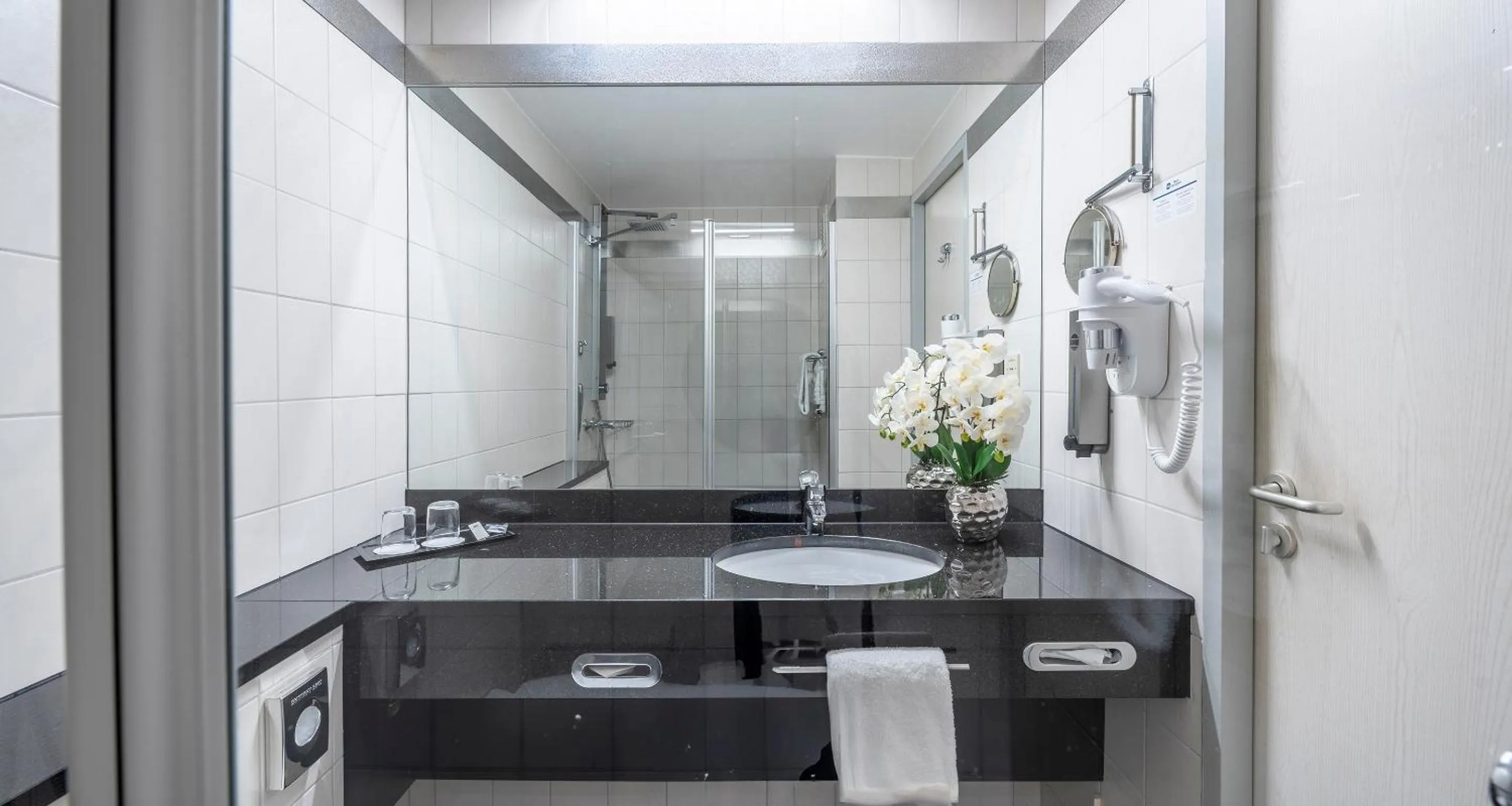 Shower in PLAZA INN Stuttgart Airport Messe