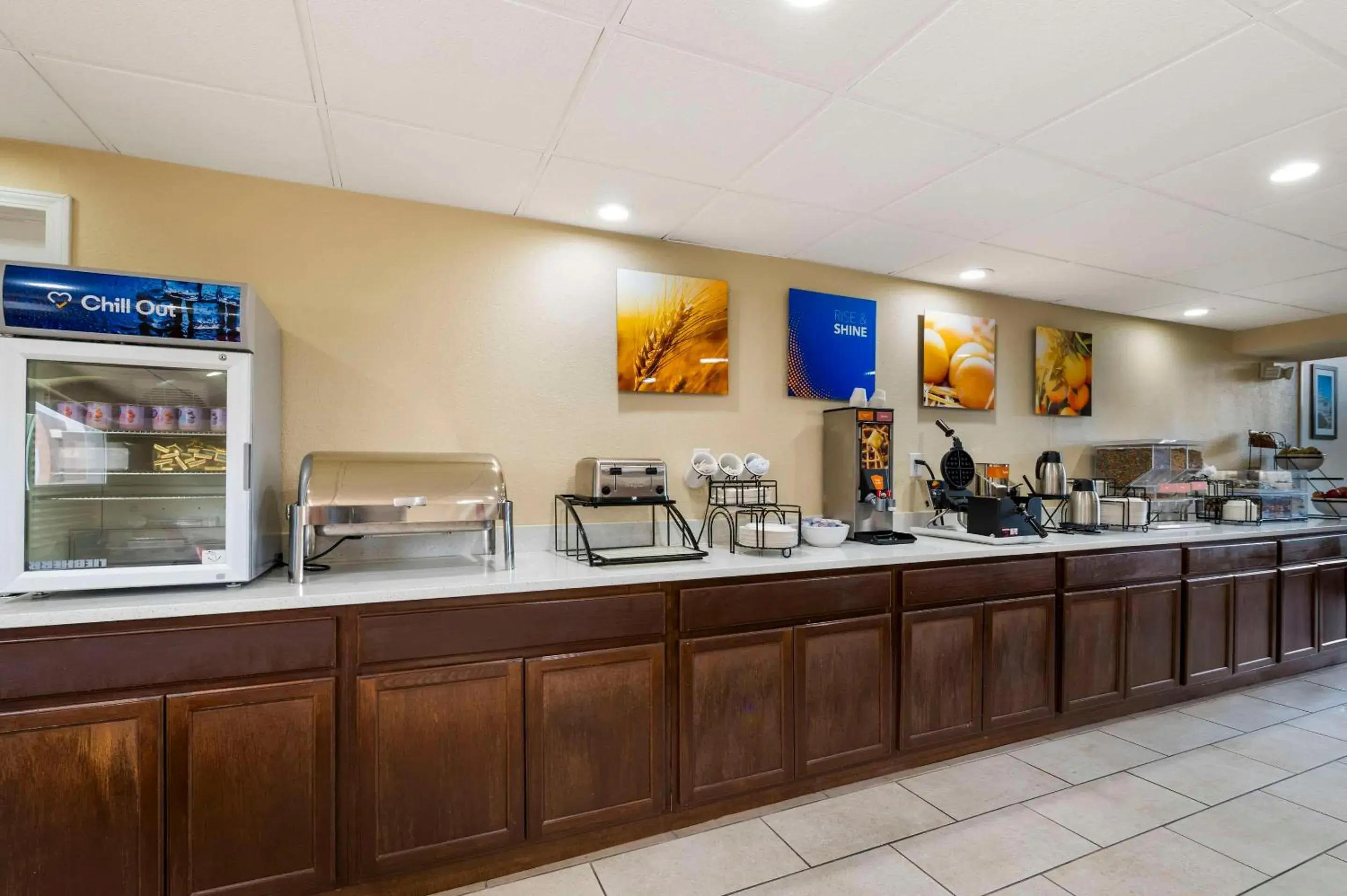 Breakfast in Comfort Inn & Suites North at the Pyramids Breakfast in Comfort Inn & Suites North at the Pyramids
