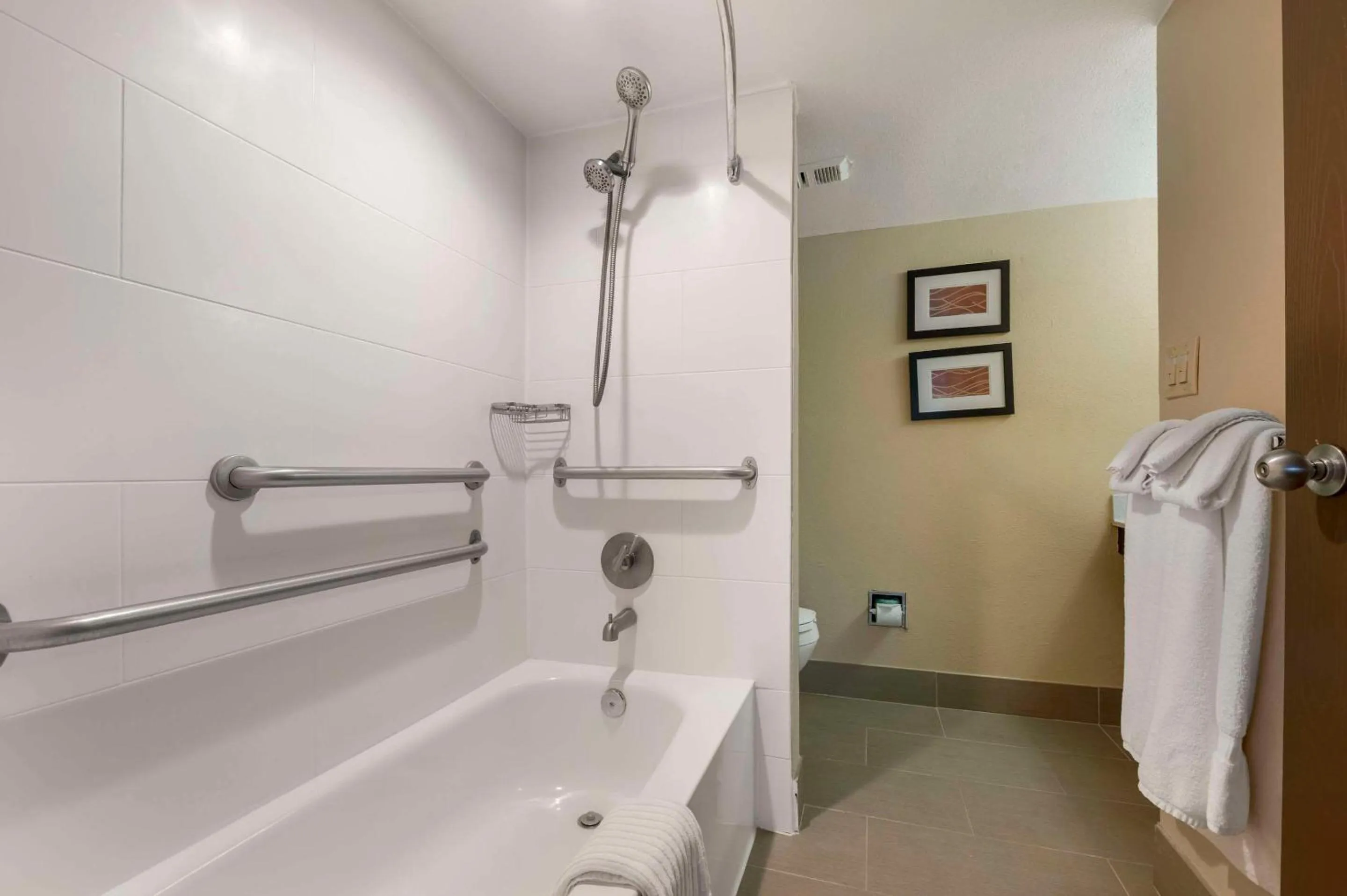 Bedroom in Comfort Inn & Suites Indianapolis Northwest - College Park