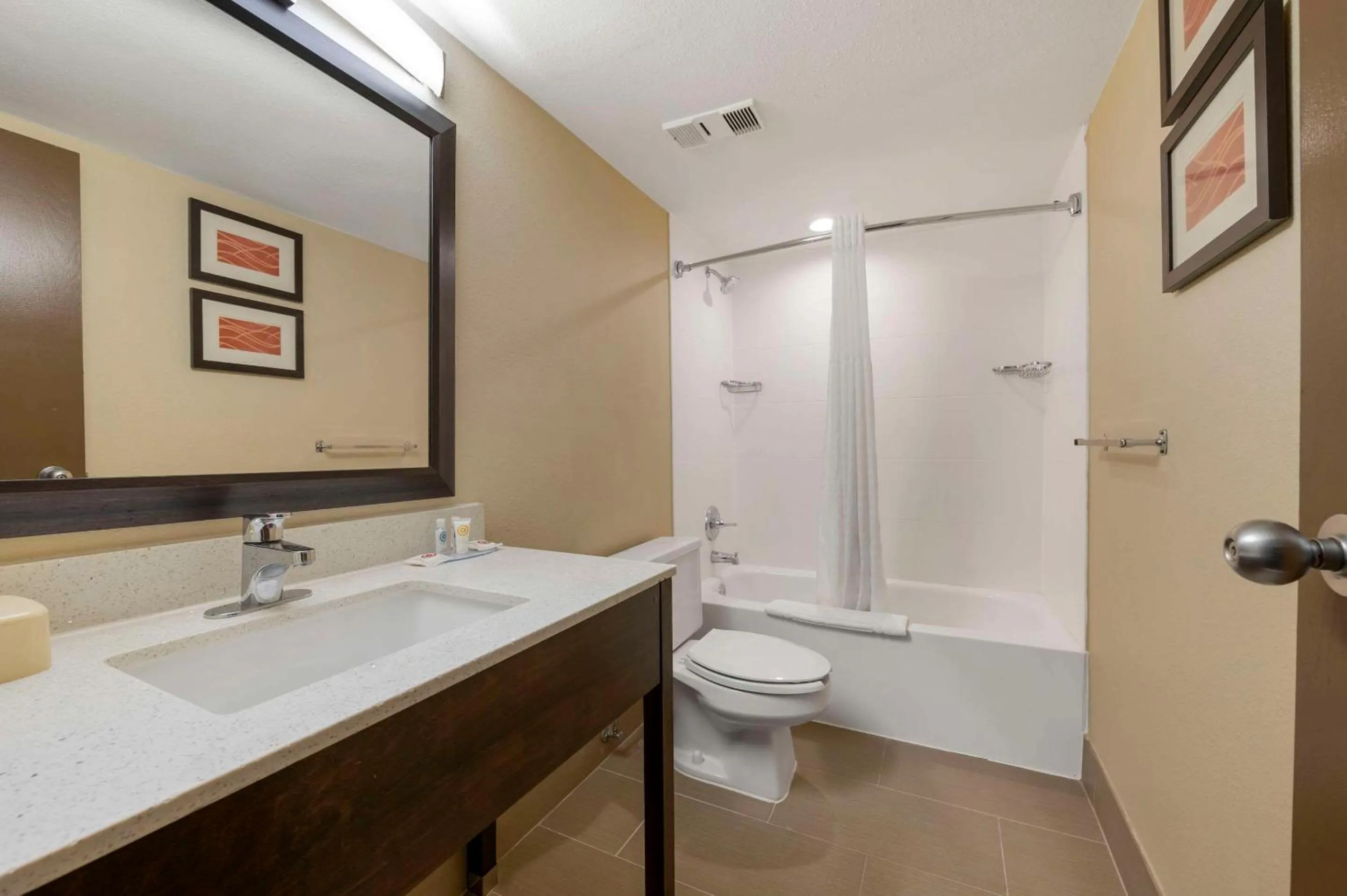 Bedroom in Comfort Inn & Suites North at the Pyramids