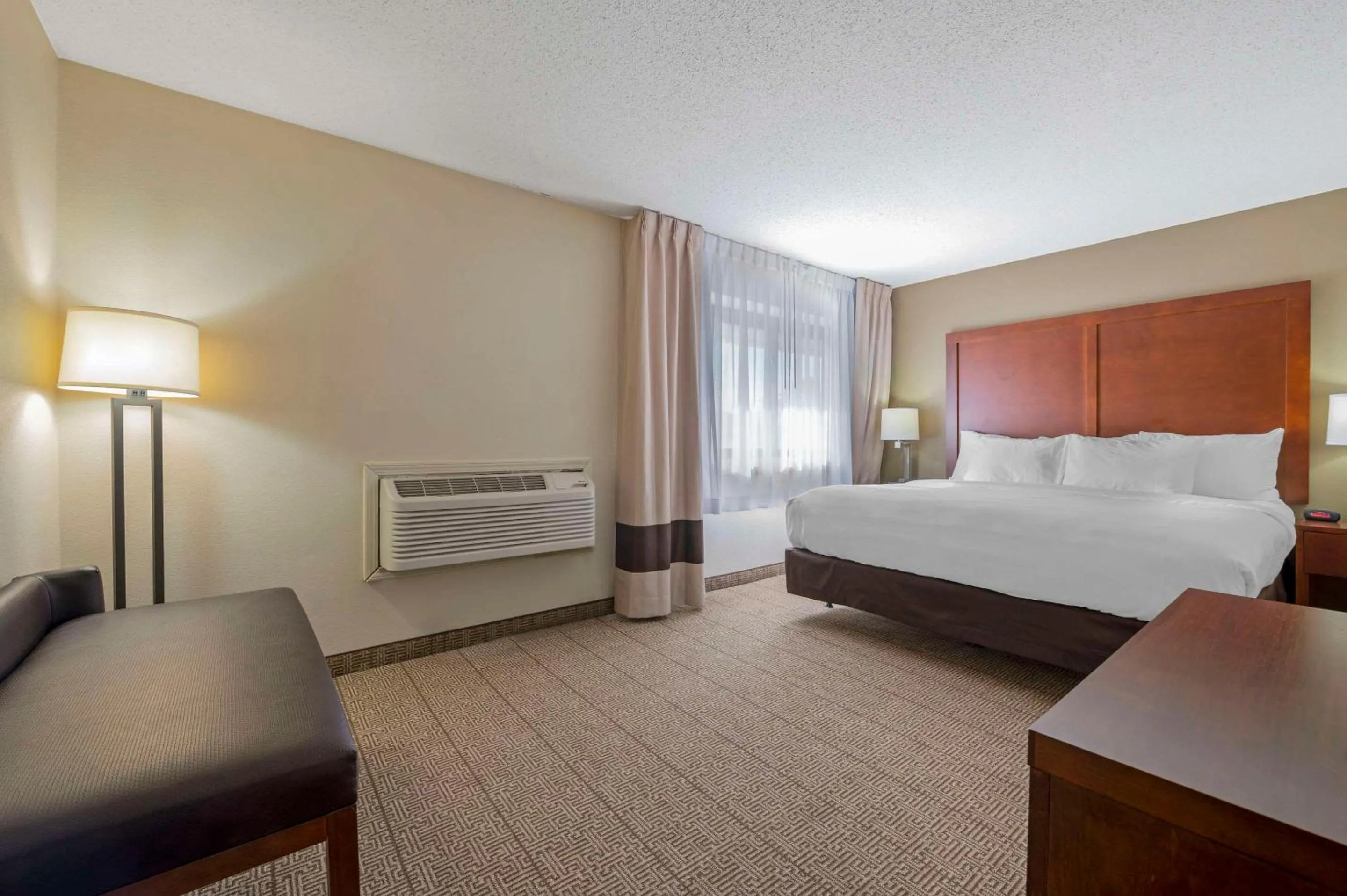 Bedroom, Bed in Comfort Inn & Suites North at the Pyramids