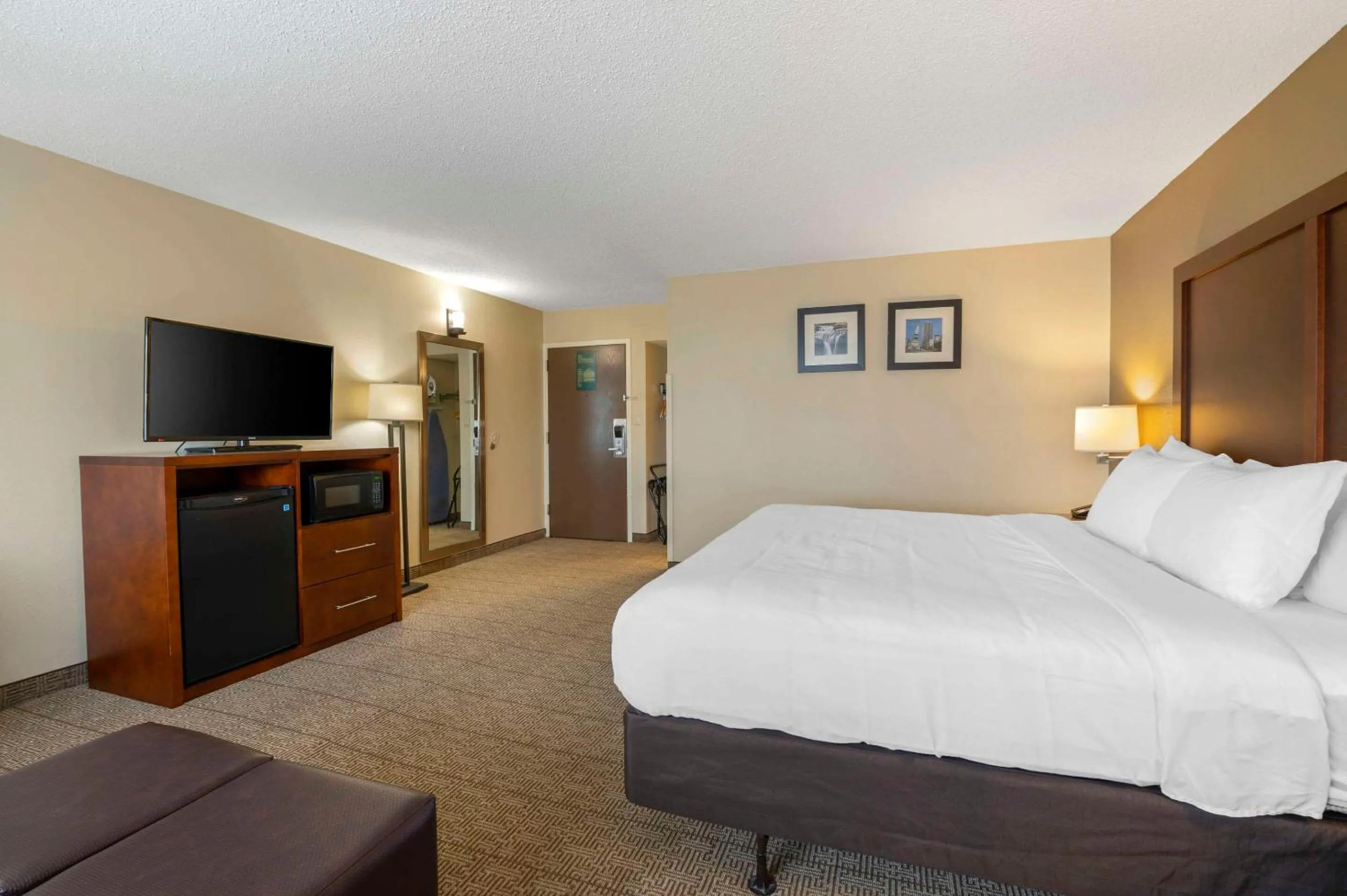Bed in Comfort Inn & Suites Indianapolis Northwest - College Park