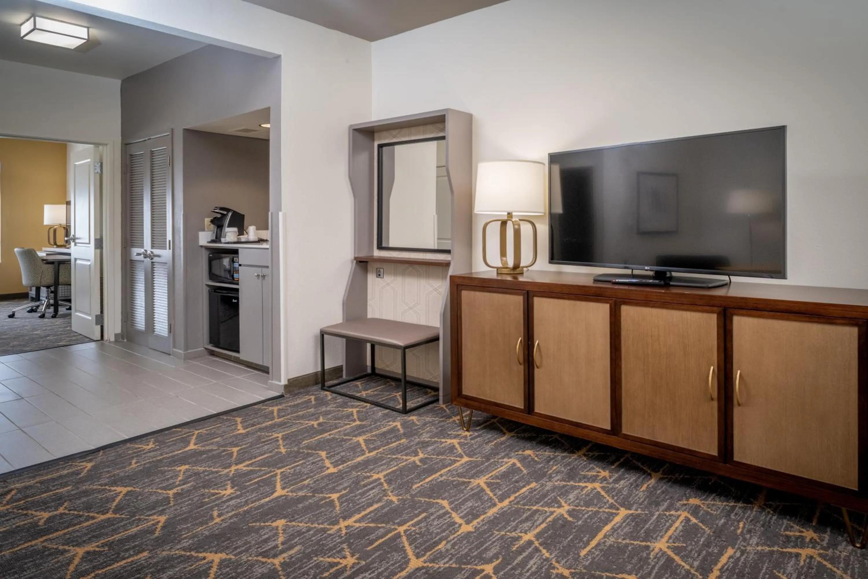 TV and multimedia in Holiday Inn Hotel & Suites Beckley by IHG
