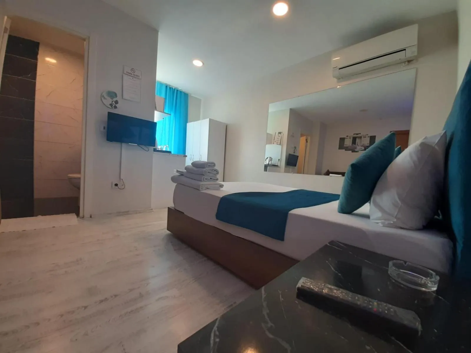 Photo of the whole room, Bed in 216 Turkuaz Suit