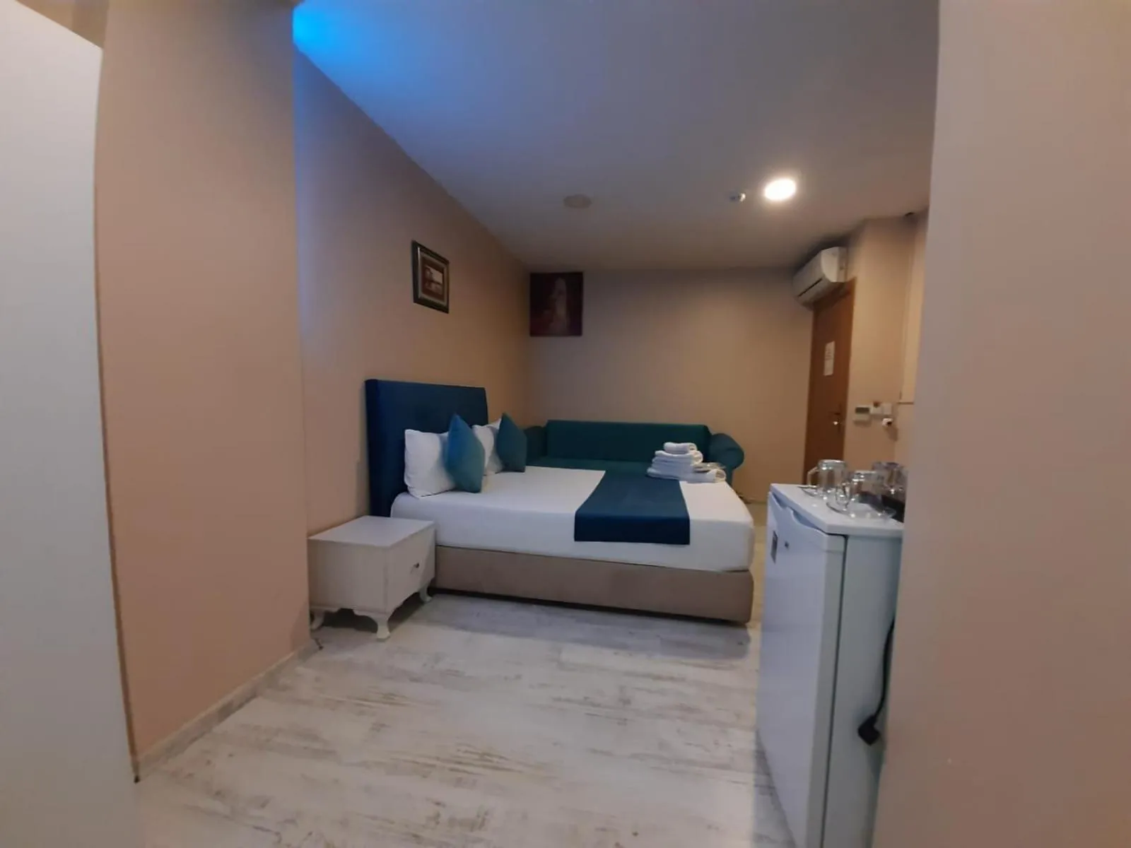 Photo of the whole room, Bed in 216 Turkuaz Suit