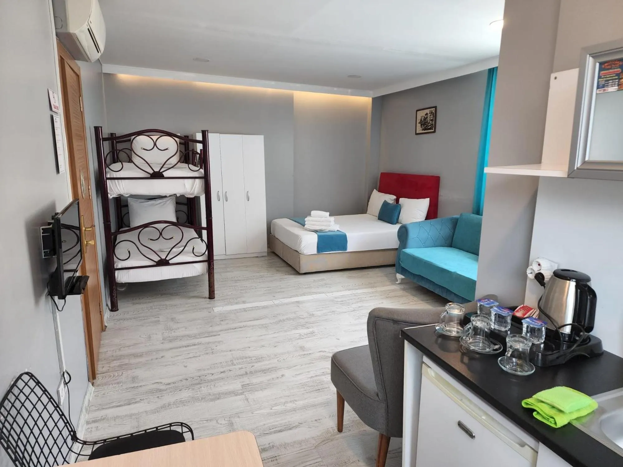 Seating area, Bed in 216 Turkuaz Suit