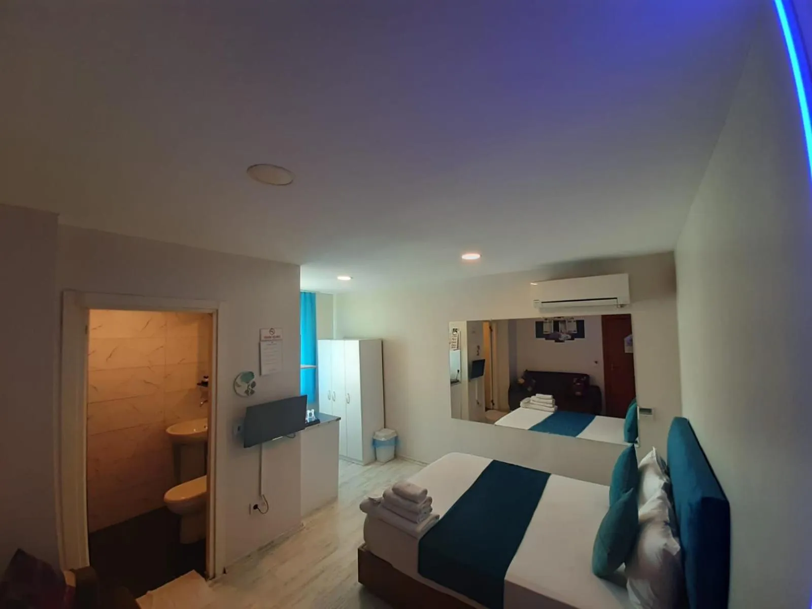 Photo of the whole room, Bed in 216 Turkuaz Suit