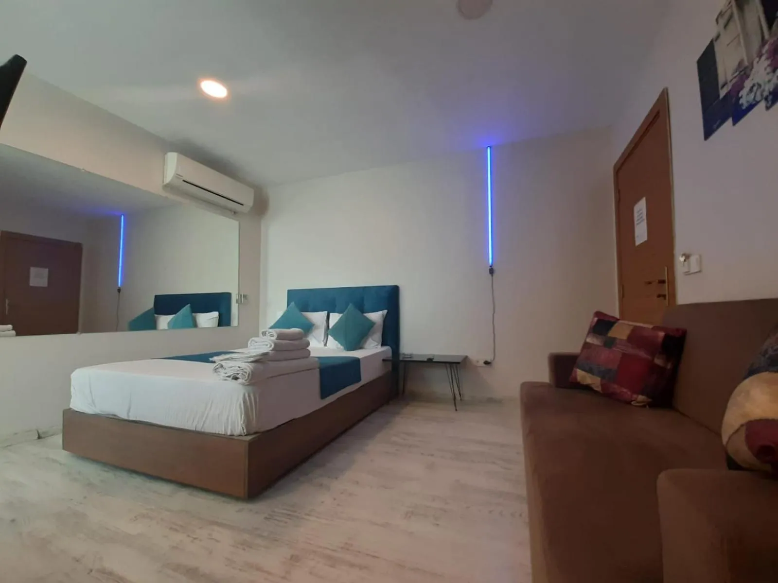 Photo of the whole room, Bed in 216 Turkuaz Suit