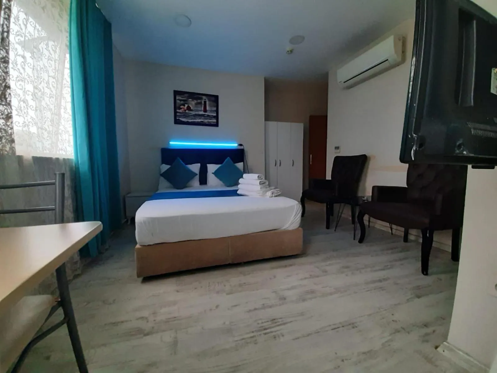 Photo of the whole room, Bed in 216 Turkuaz Suit