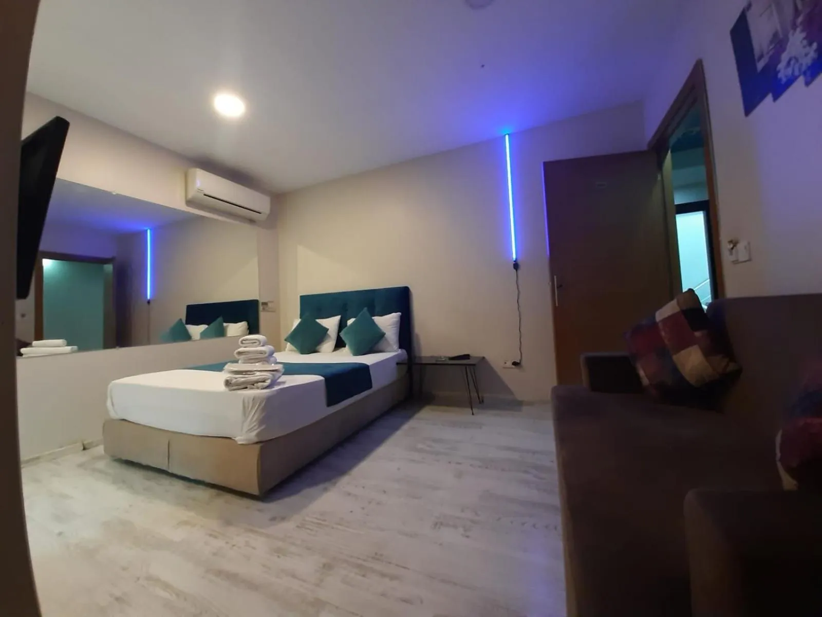 Photo of the whole room, Bed in 216 Turkuaz Suit