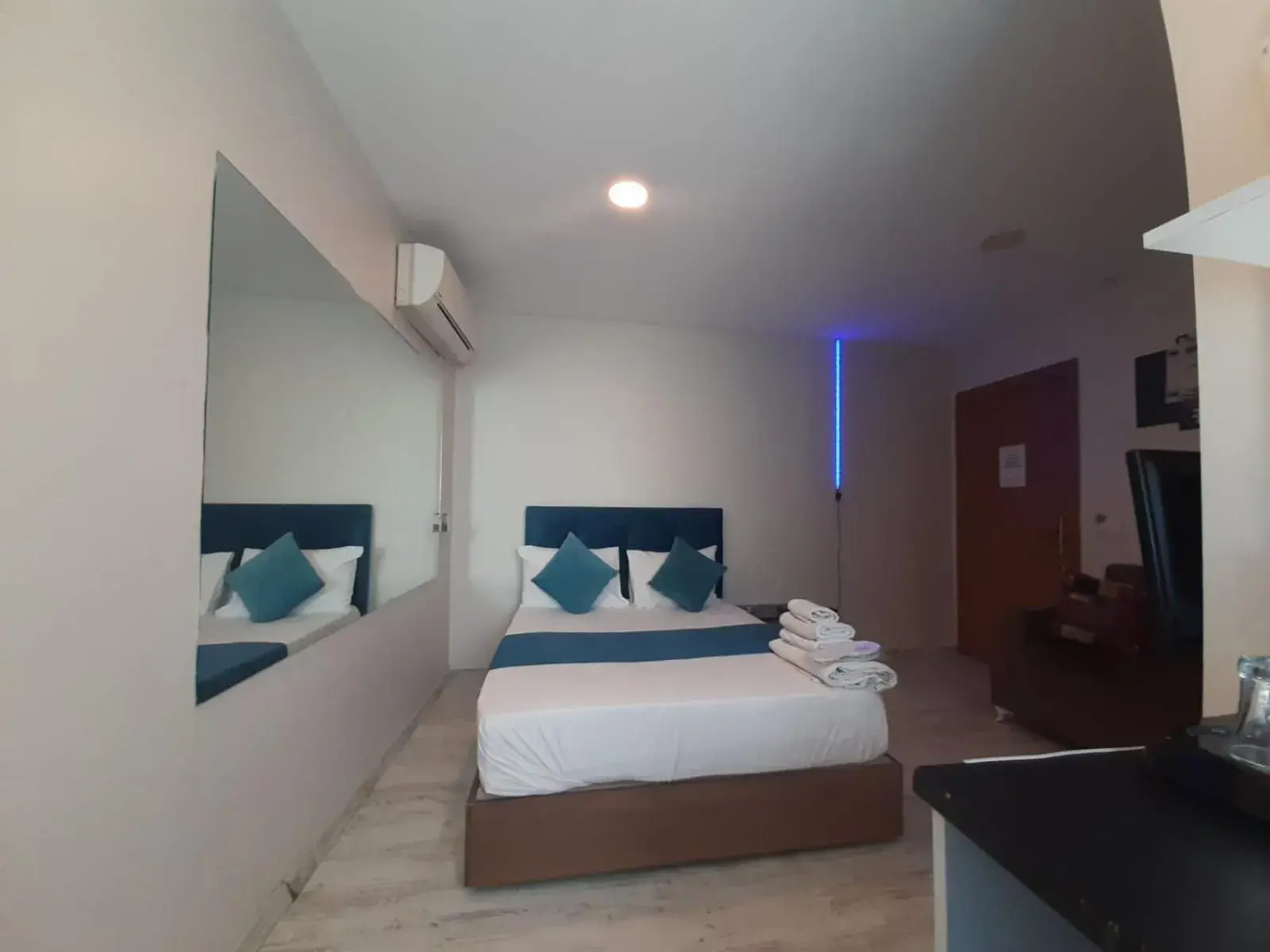 Photo of the whole room, Bed in 216 Turkuaz Suit Photo of the whole room, Bed in 216 Turkuaz Suit