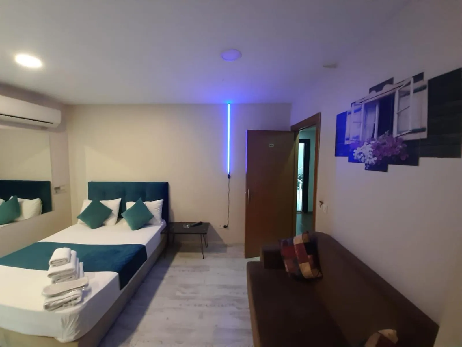 Photo of the whole room, Bed in 216 Turkuaz Suit