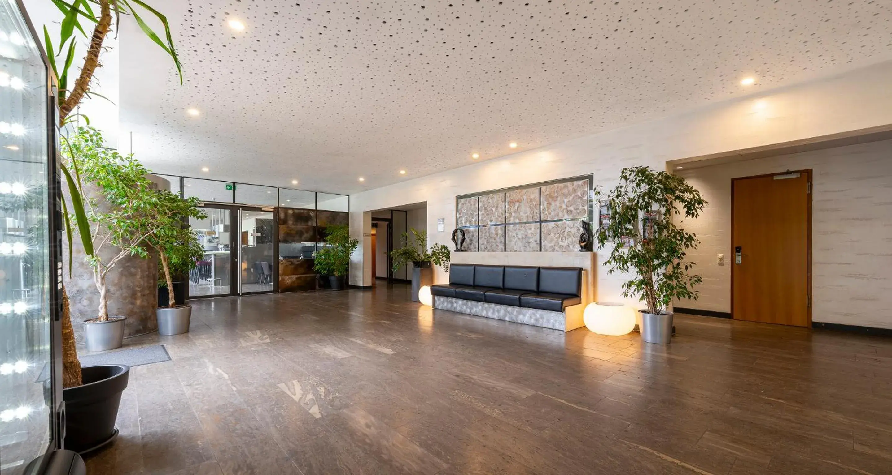 Lounge or bar in PLAZA INN Stuttgart-Ditzingen Lounge or bar in PLAZA INN Stuttgart-Ditzingen