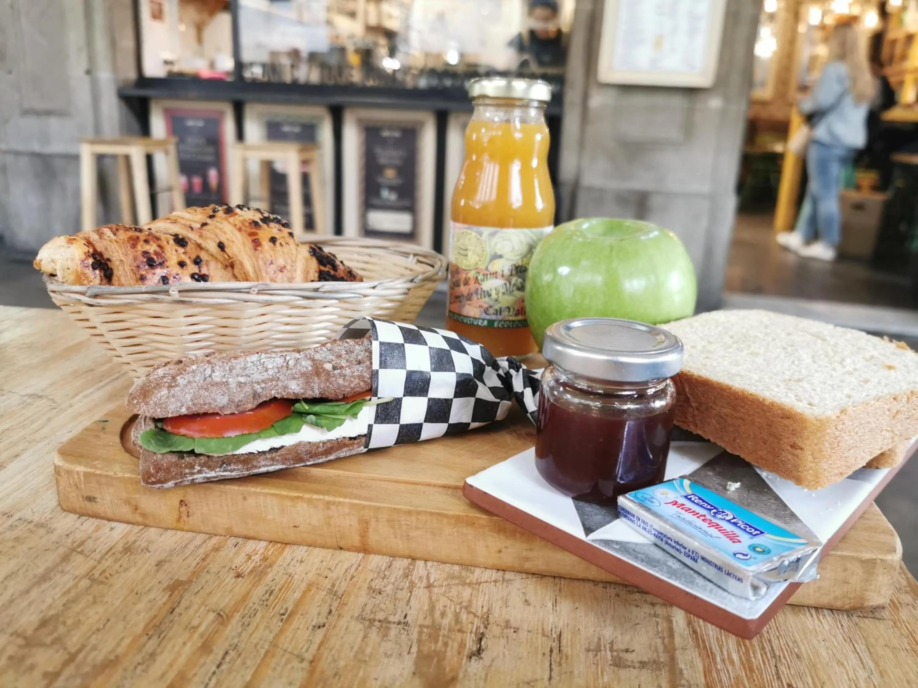 Food and drinks in Ramblas Apartments