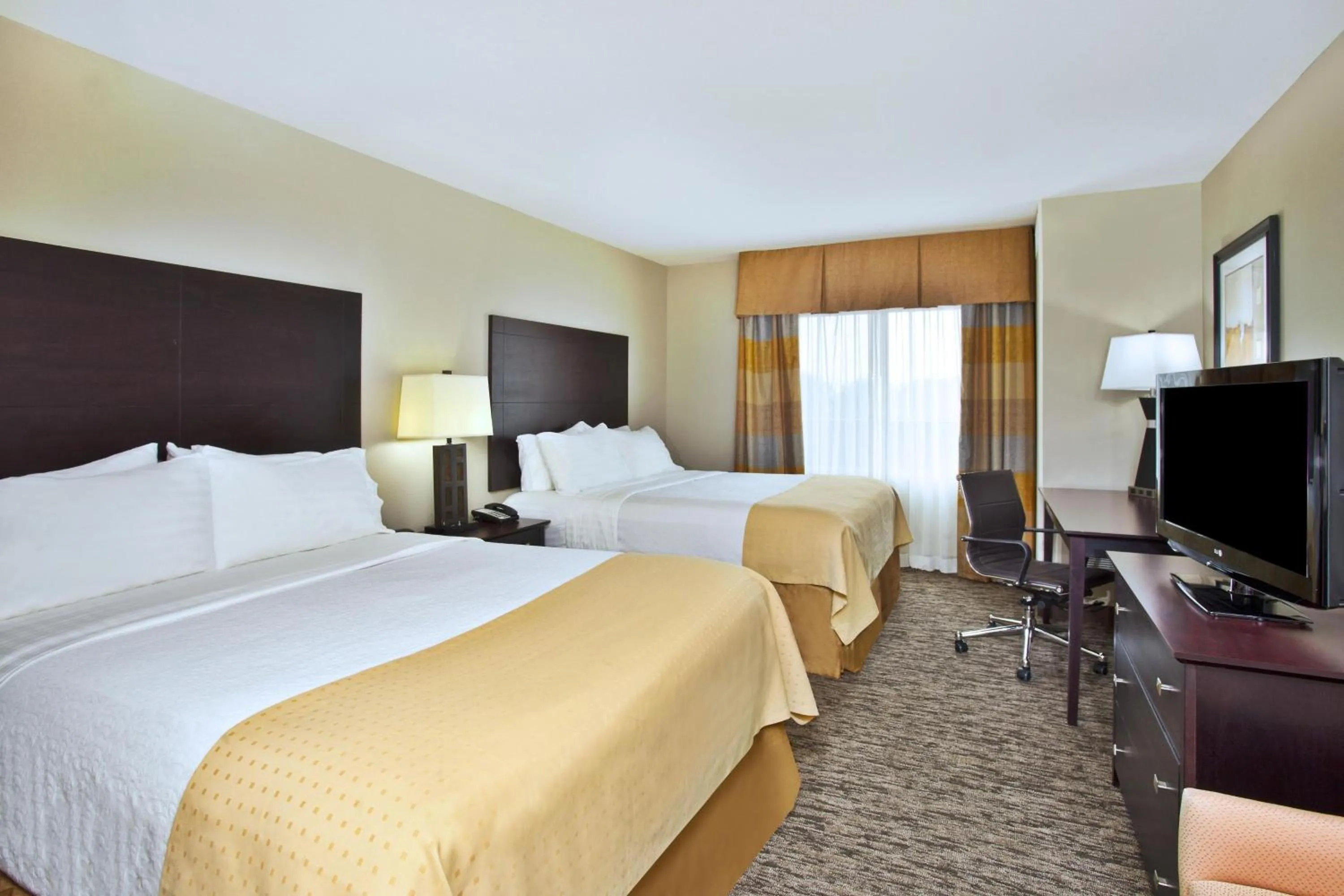 Photo of the whole room, Bed in Holiday Inn & Suites Green Bay Stadium by IHG