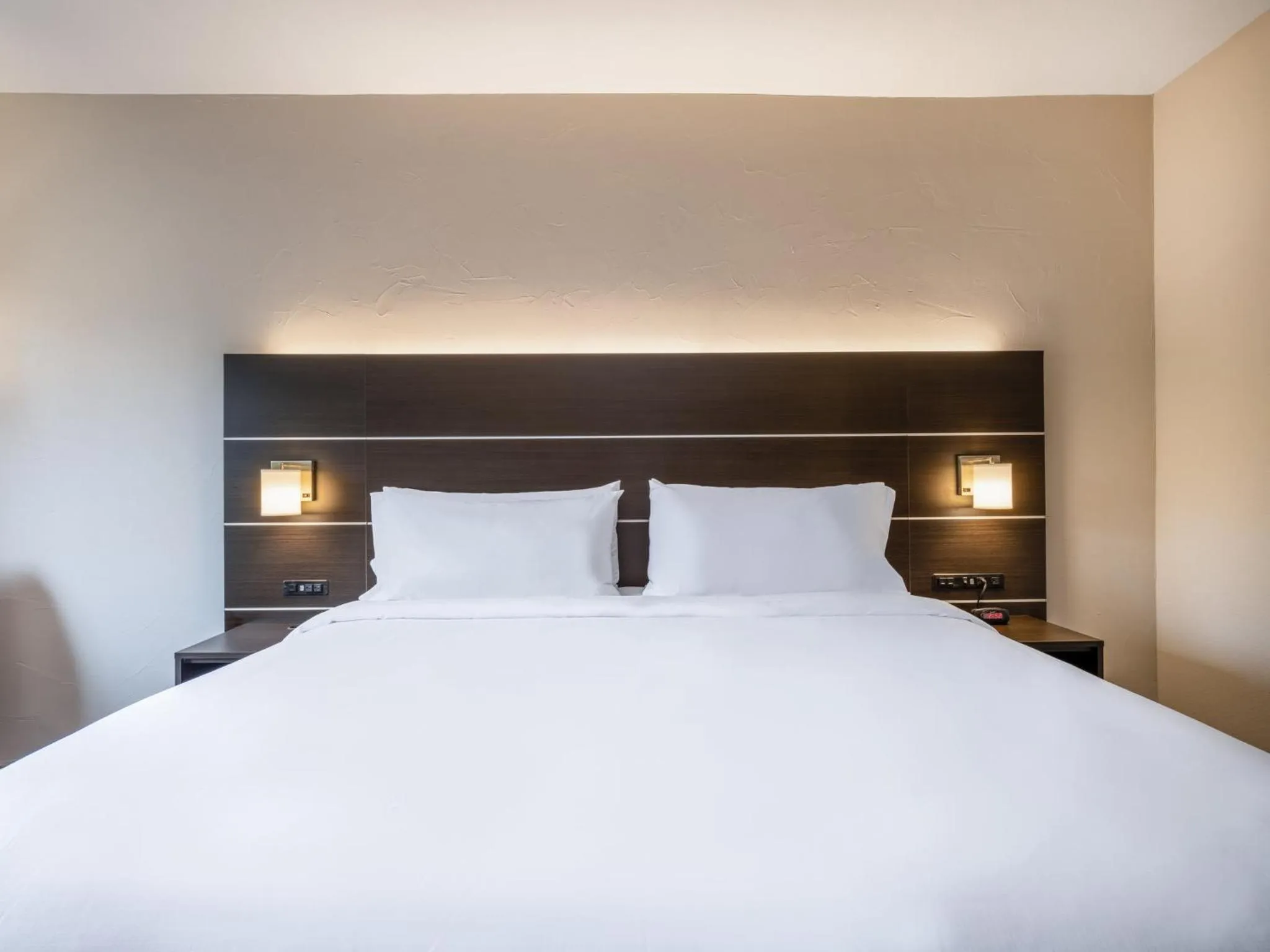 Photo of the whole room, Bed in Holiday Inn Express Hotel & Suites Beaumont Northwest by IHG