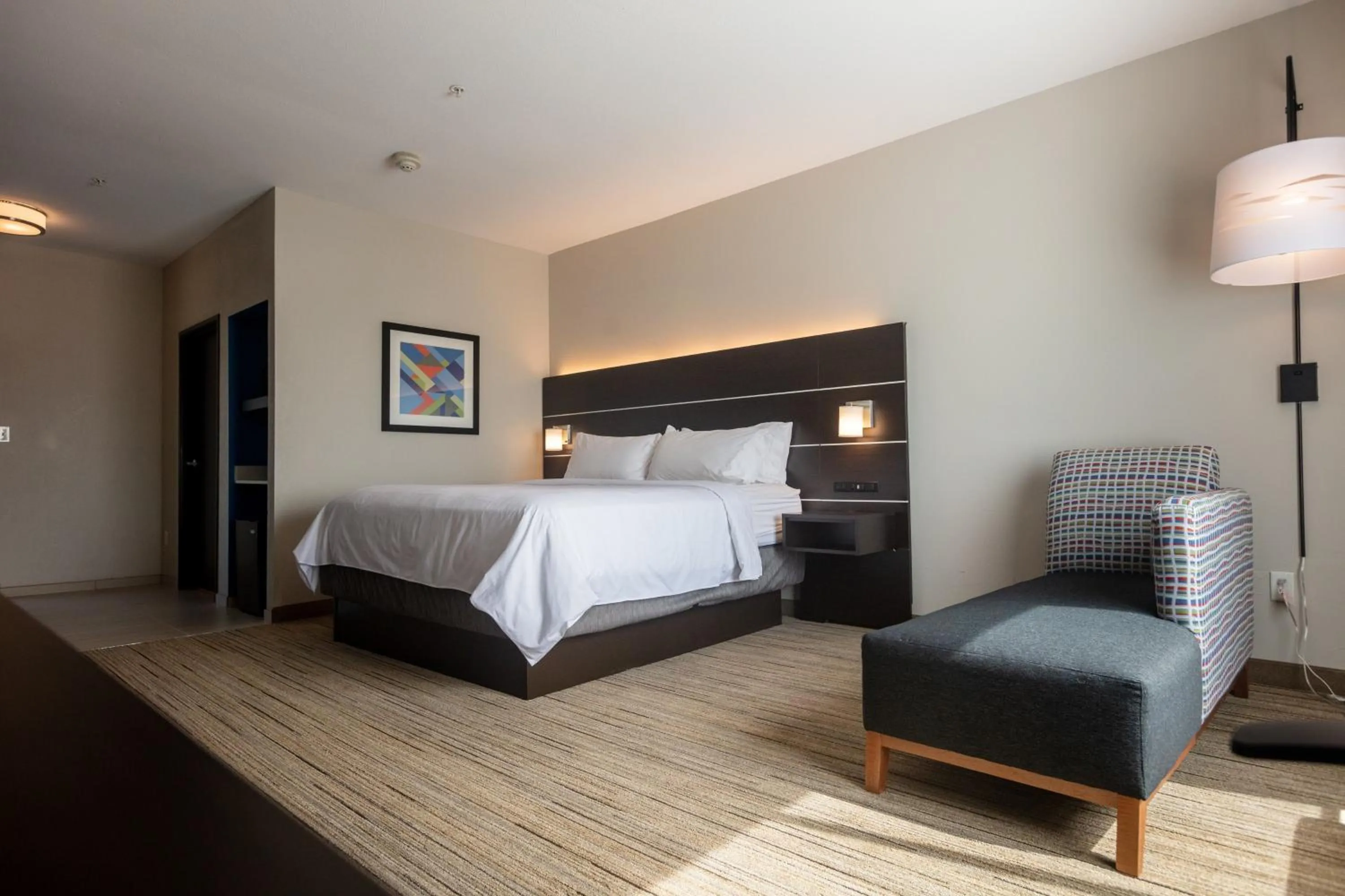 Photo of the whole room, Bed in Holiday Inn Express Hotel & Suites Beaumont Northwest by IHG