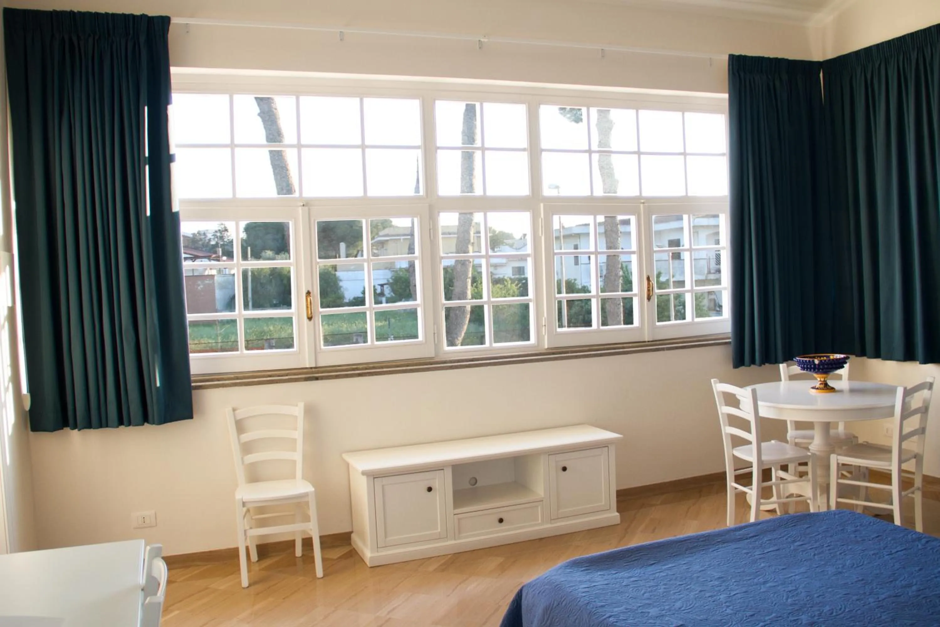 Photo of the whole room, Bed in Le Duchesse