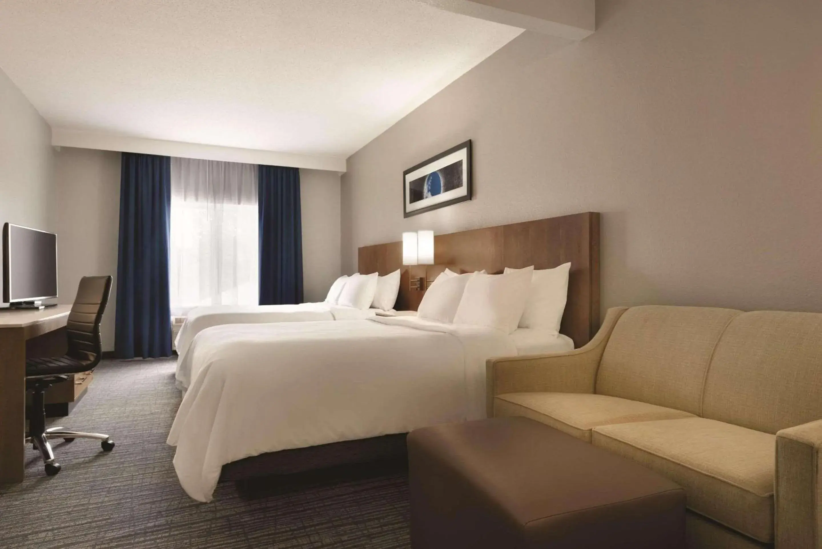 Bedroom in Radisson Hotel Ames Conference Center at ISU Bedroom in Radisson Hotel Ames Conference Center at ISU