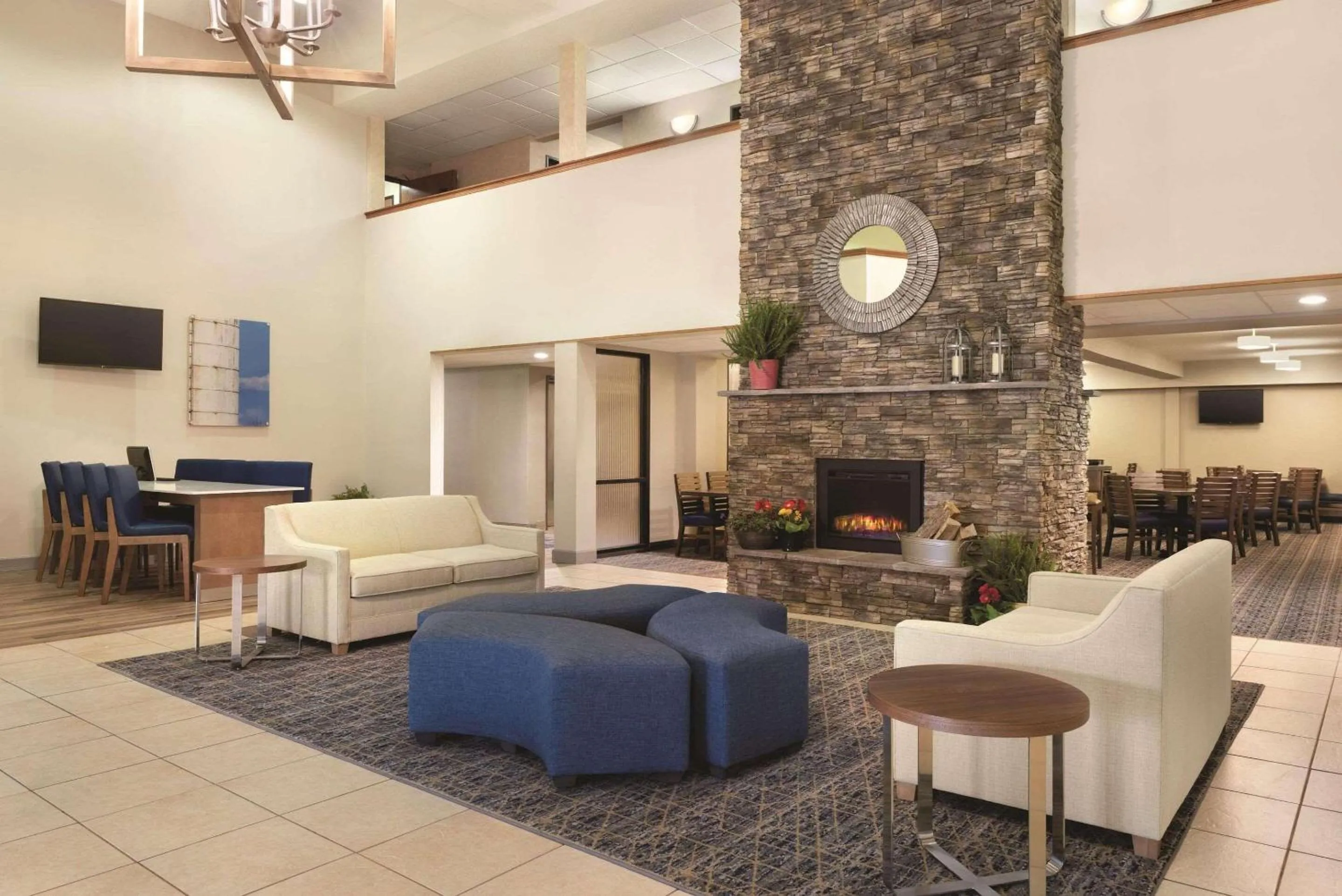 Lobby or reception in Radisson Hotel Ames Conference Center at ISU