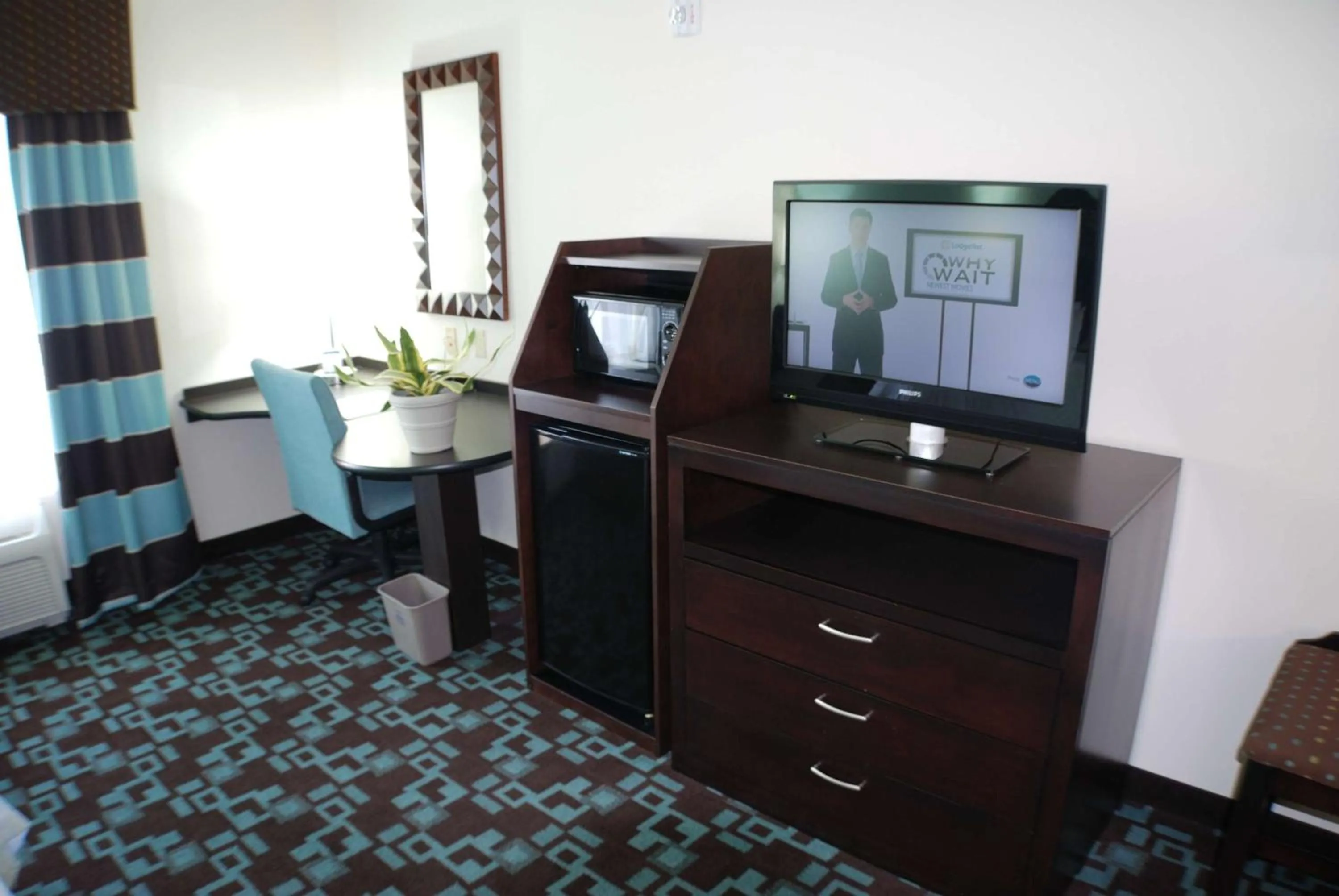 Bed in Hampton Inn & Suites Nashville at Opryland