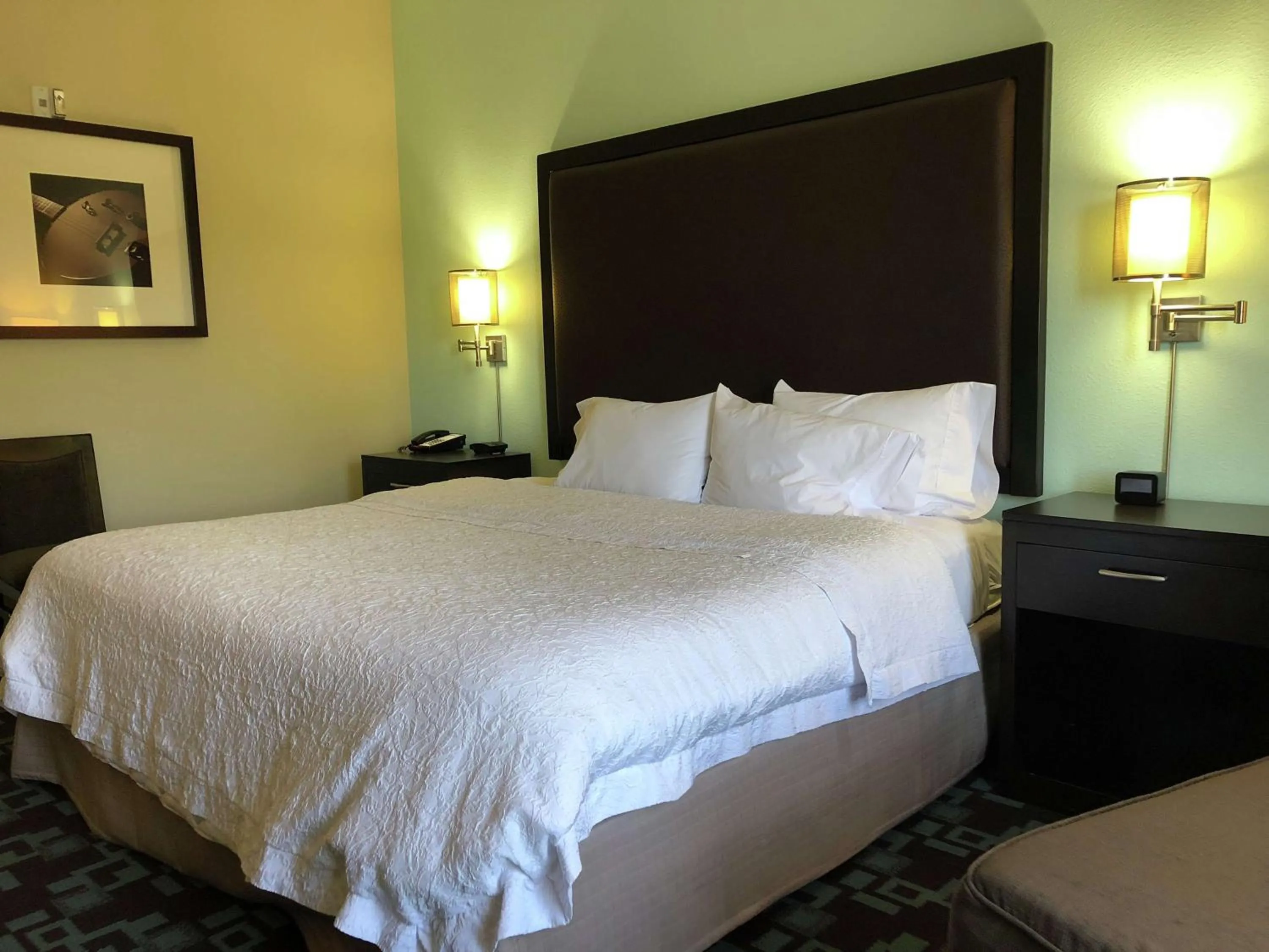 Bed in Hampton Inn & Suites Nashville at Opryland
