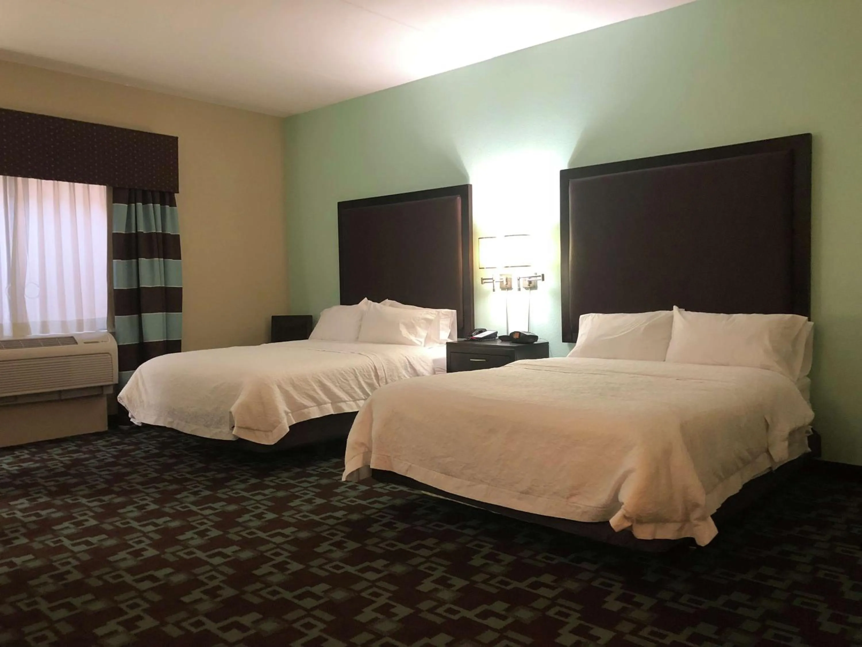 Bed in Hampton Inn & Suites Nashville at Opryland