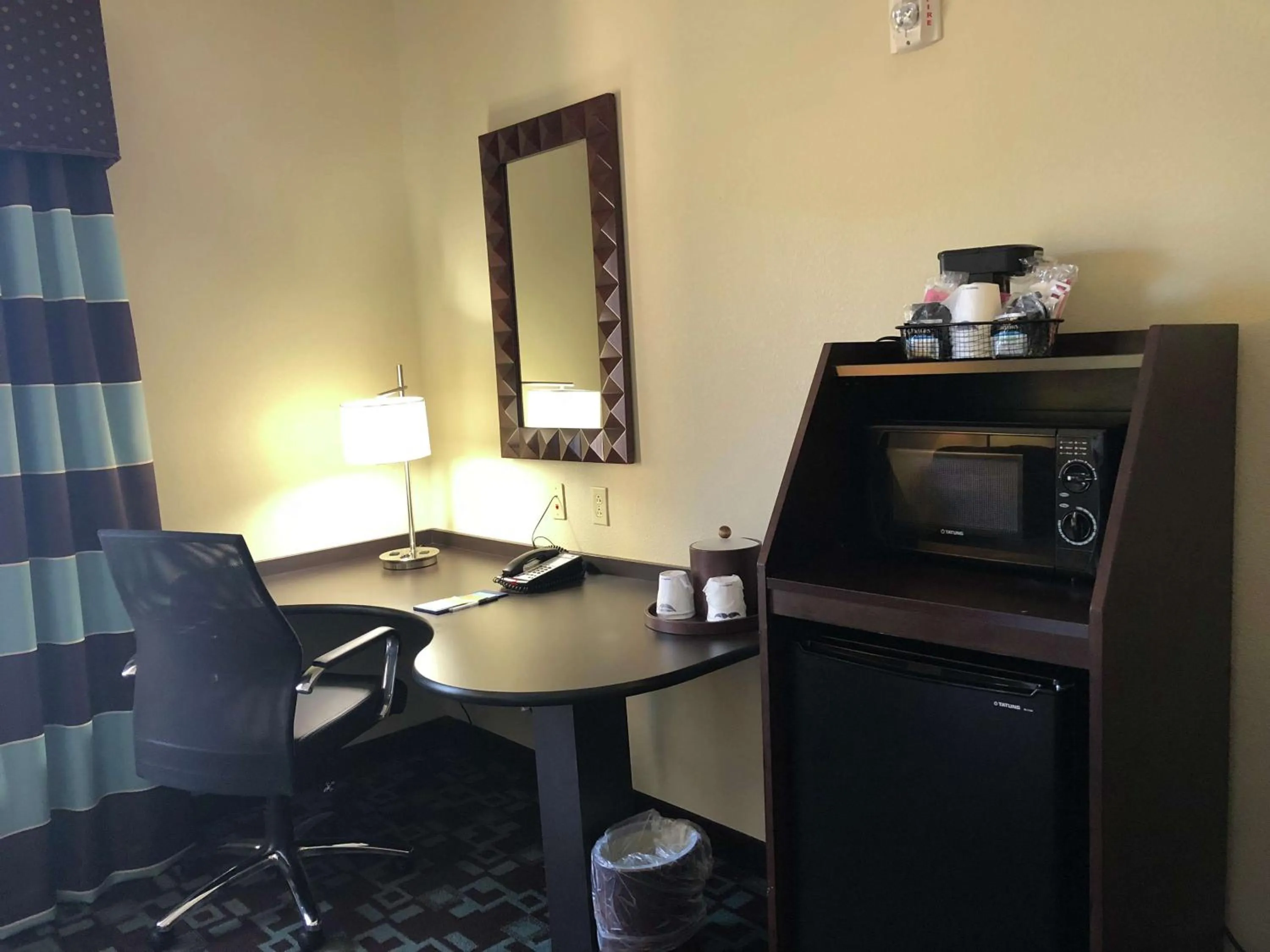 Bedroom in Hampton Inn & Suites Nashville at Opryland