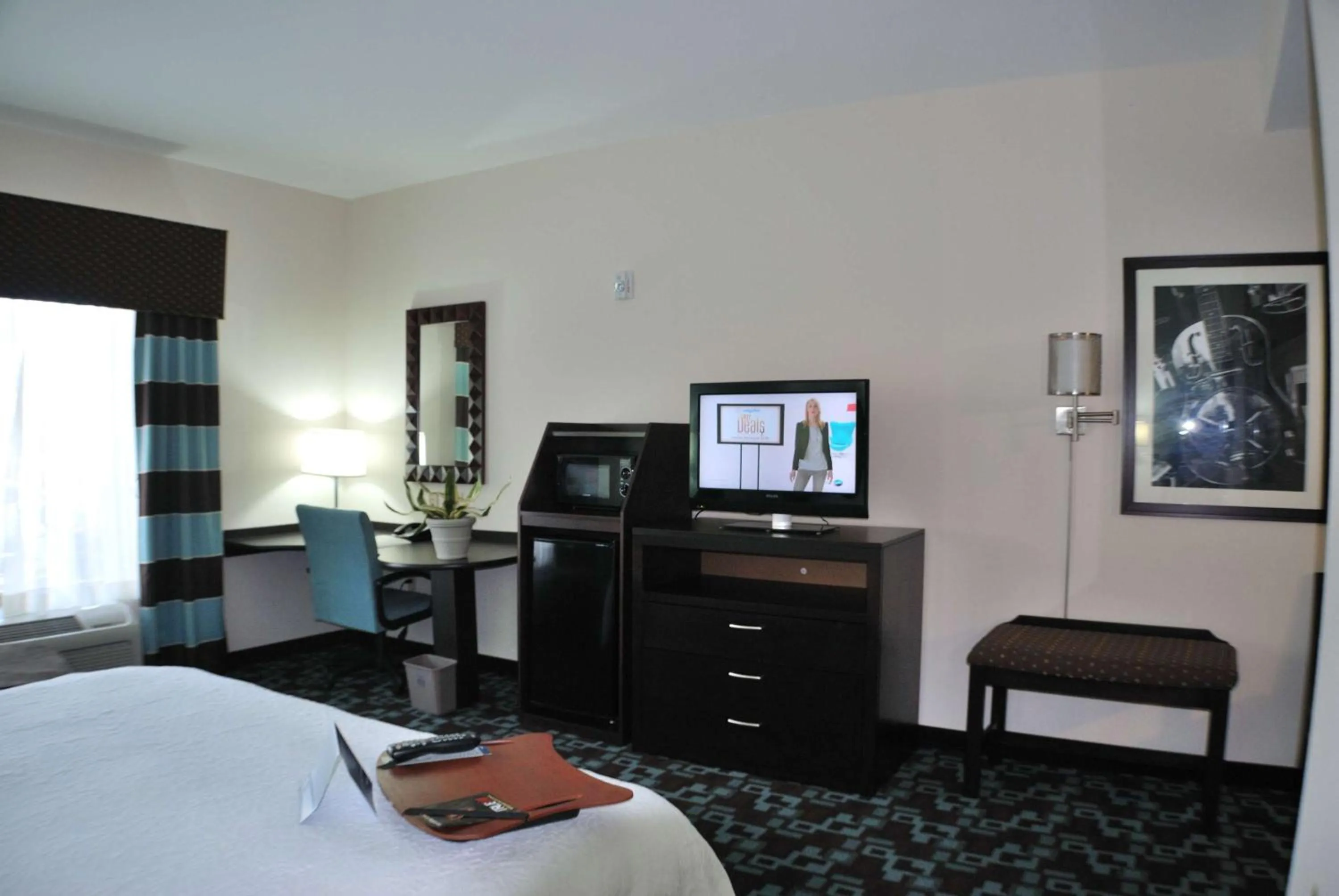 Bed in Hampton Inn & Suites Nashville at Opryland