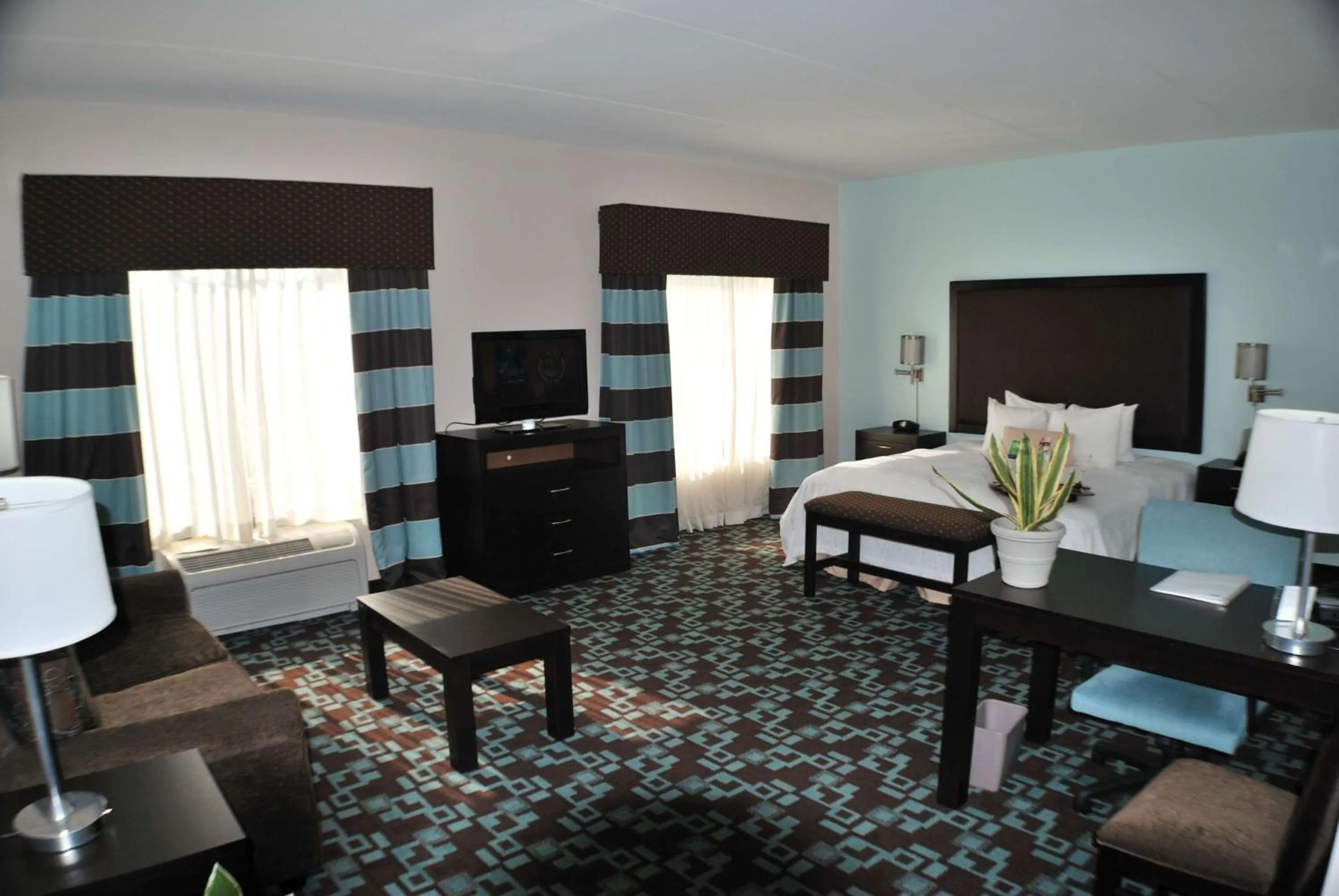 Bed in Hampton Inn & Suites Nashville at Opryland