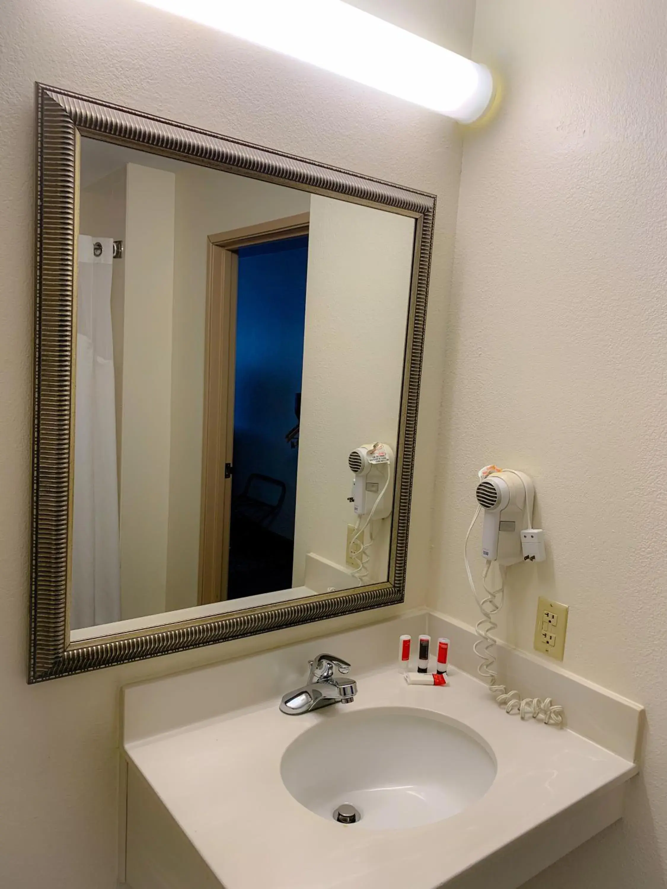 Queen Room with Roll-In Shower - Mobility Accessible/Non-Smoking in Baymont by Wyndham Chelsea Queen Room with Roll-In Shower - Mobility Accessible/Non-Smoking in Baymont by Wyndham Chelsea