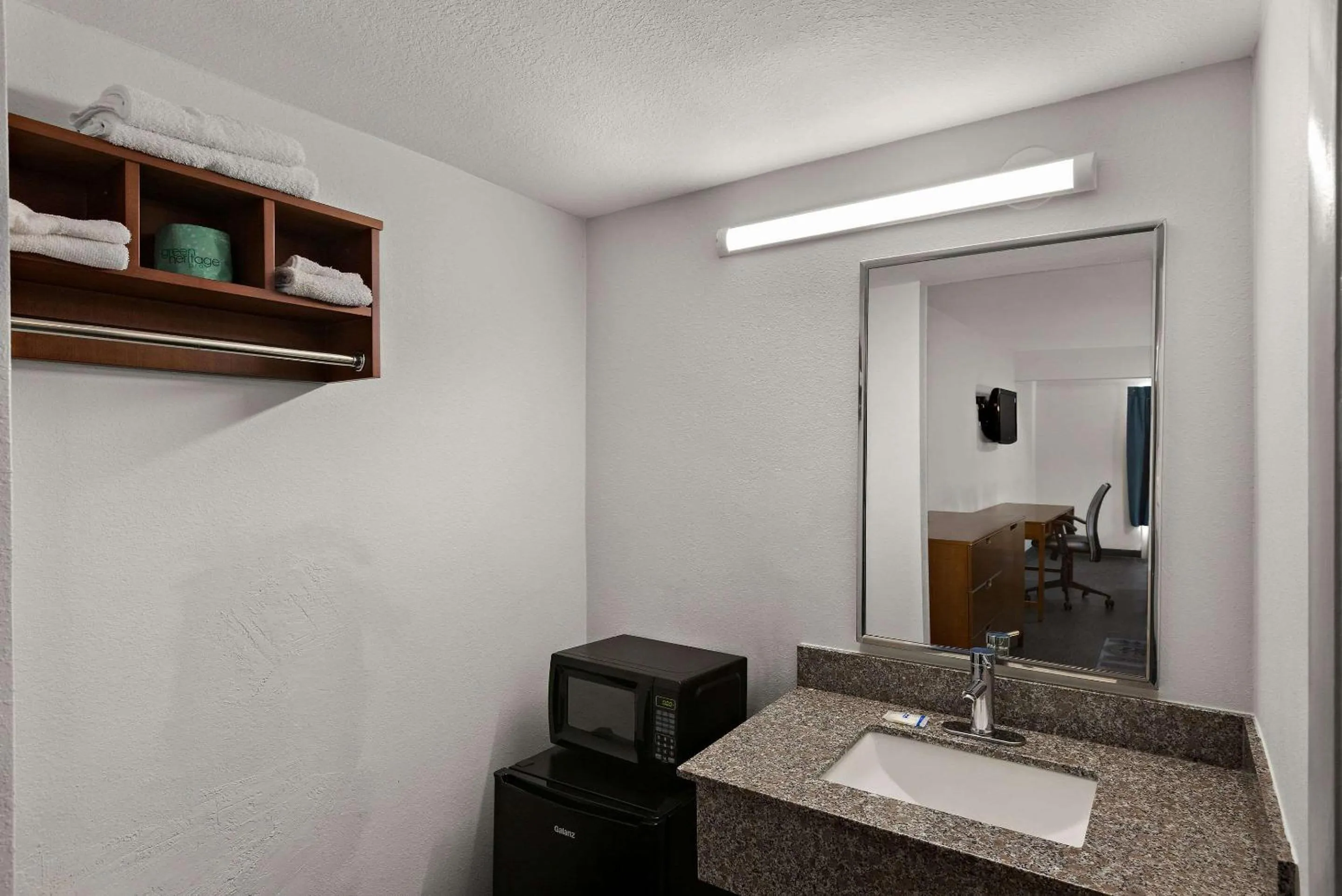 Bedroom in Rodeway Inn Commerce