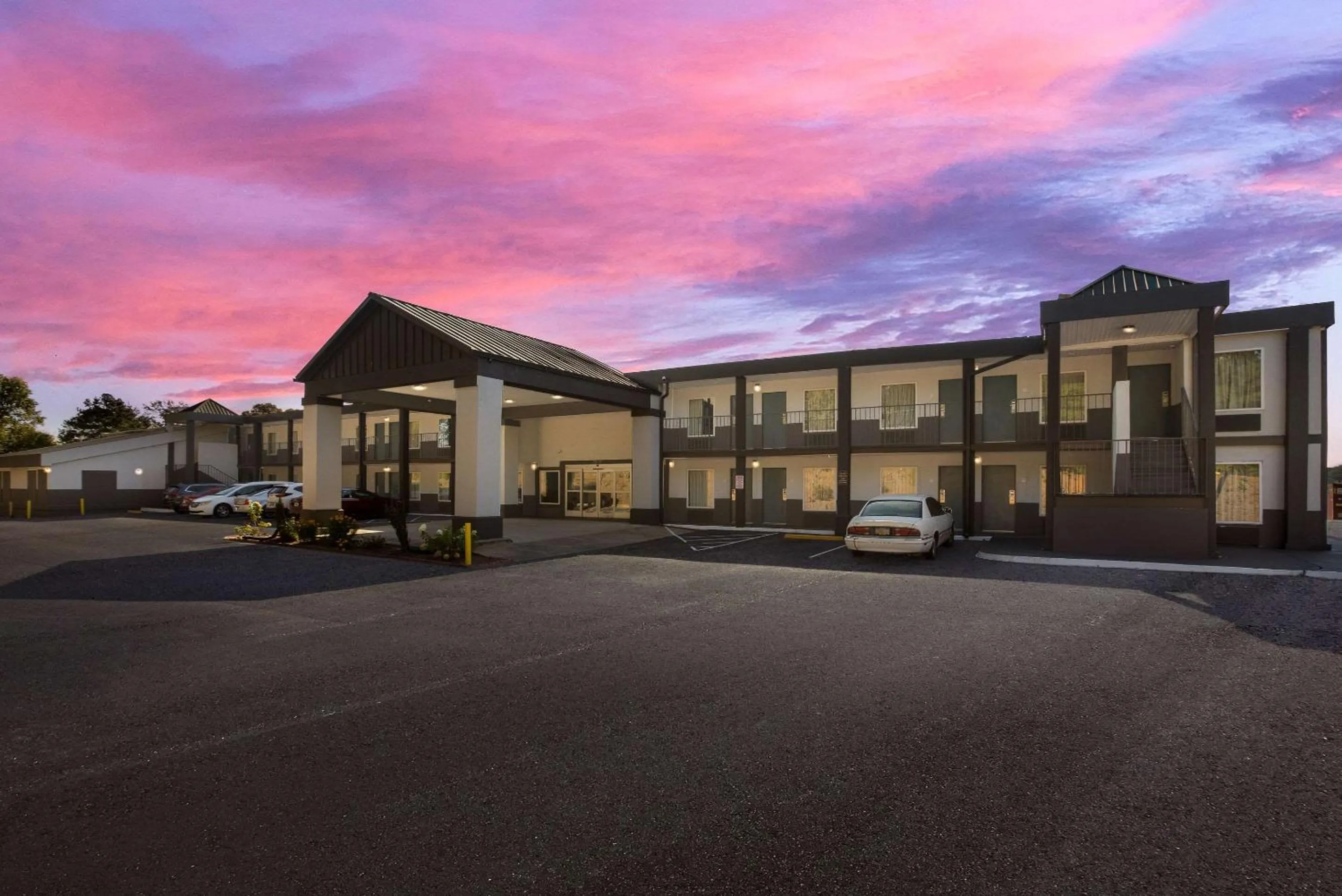 Property building in Rodeway Inn Commerce