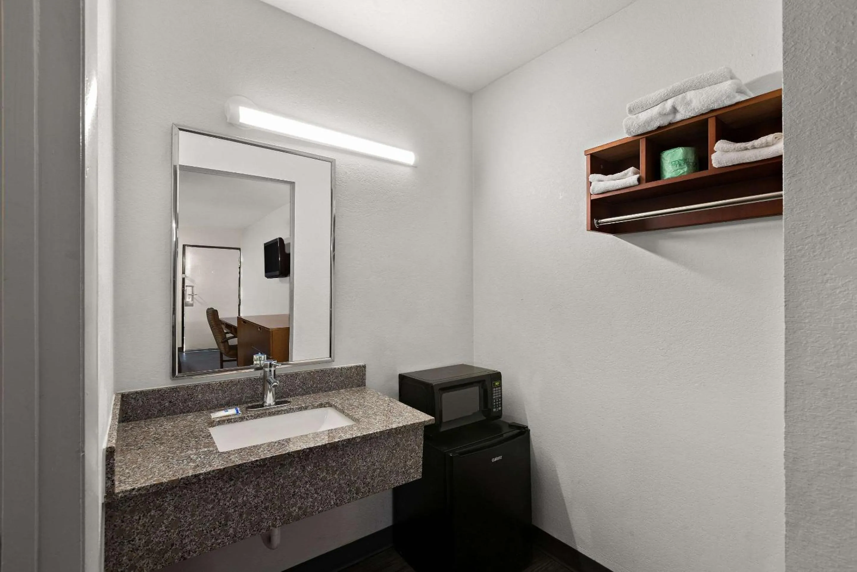 Bathroom in Rodeway Inn Commerce