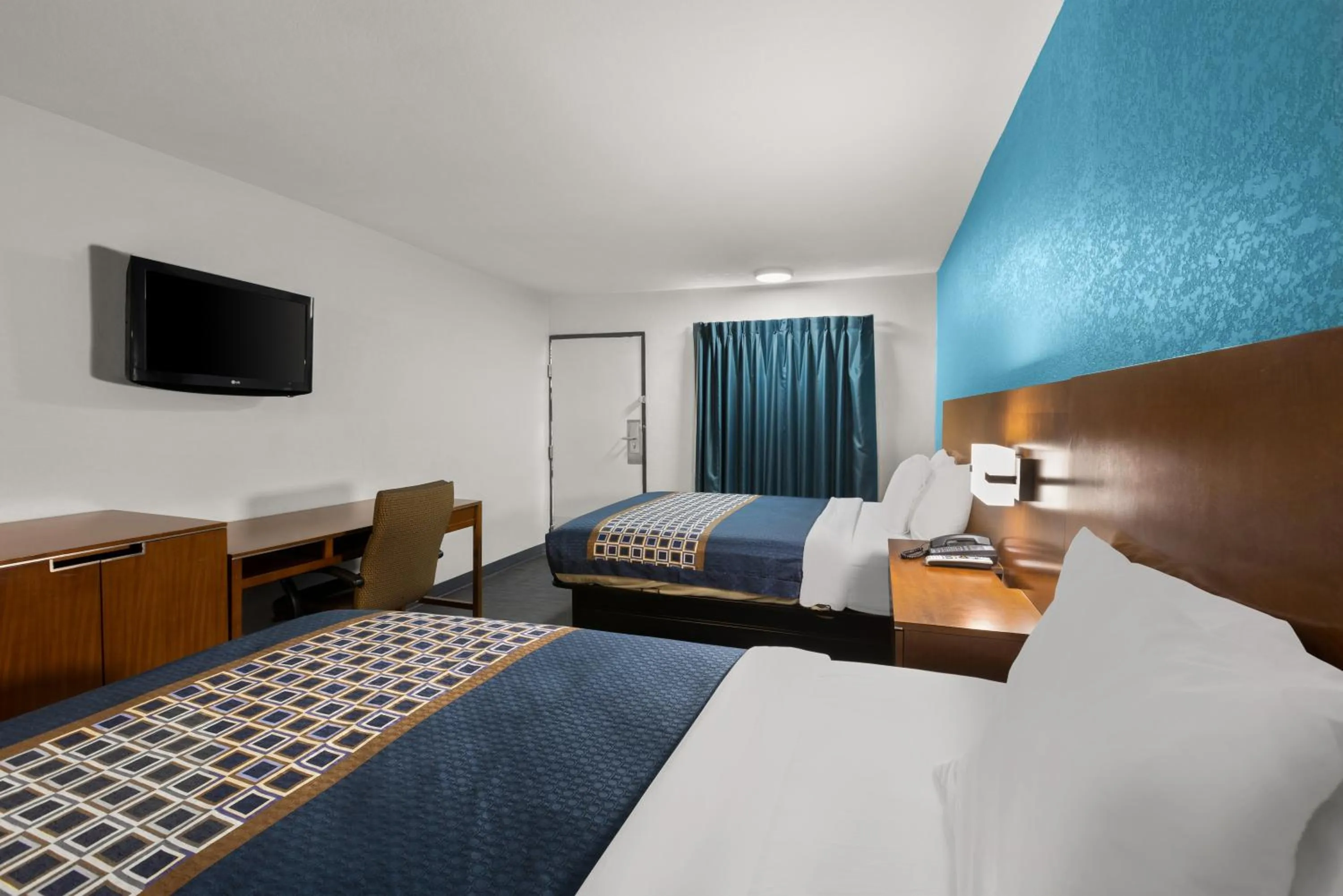 Bed in Rodeway Inn Commerce