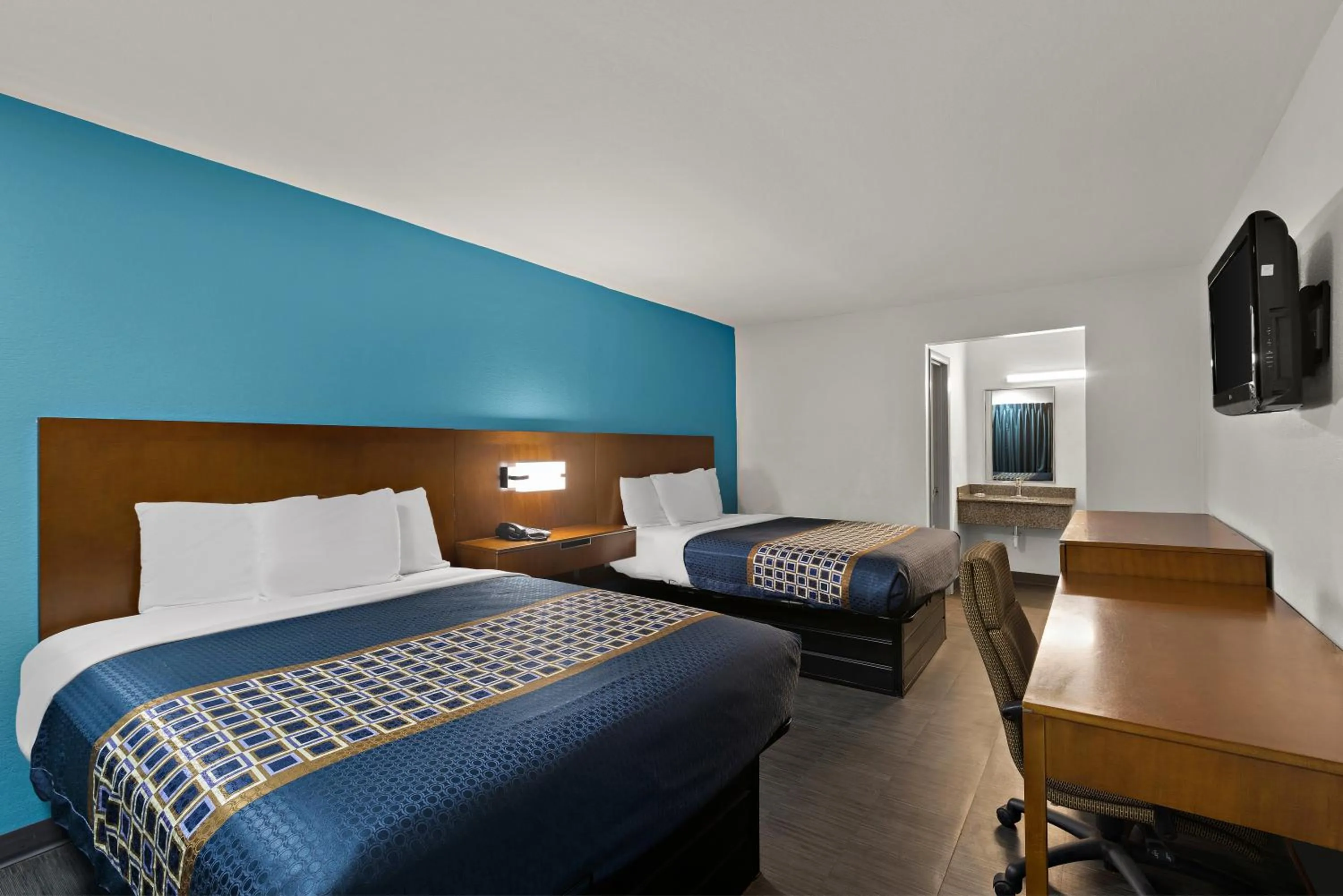 TV and multimedia, Bed in Rodeway Inn Commerce