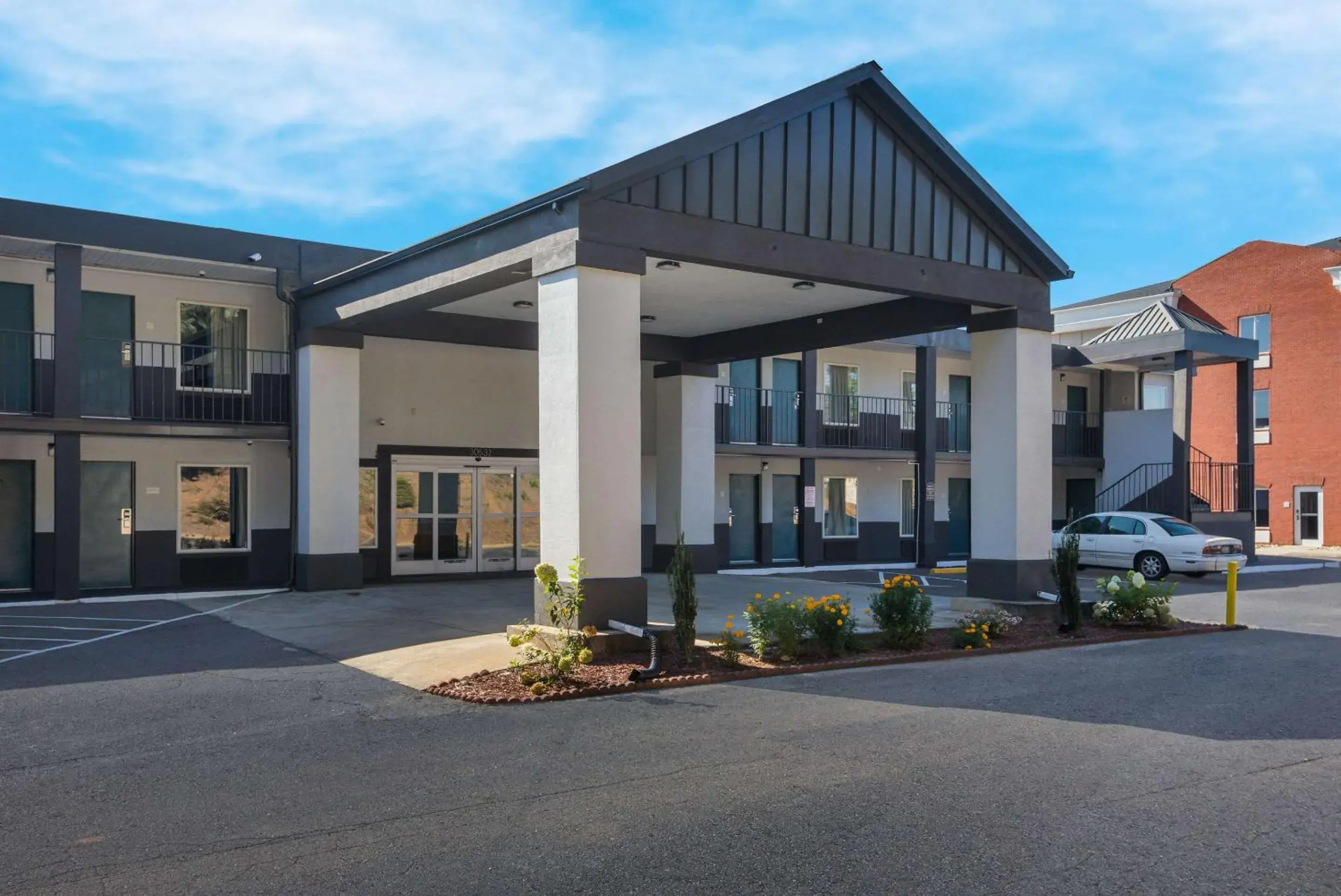 Property building in Rodeway Inn Commerce Property building in Rodeway Inn Commerce