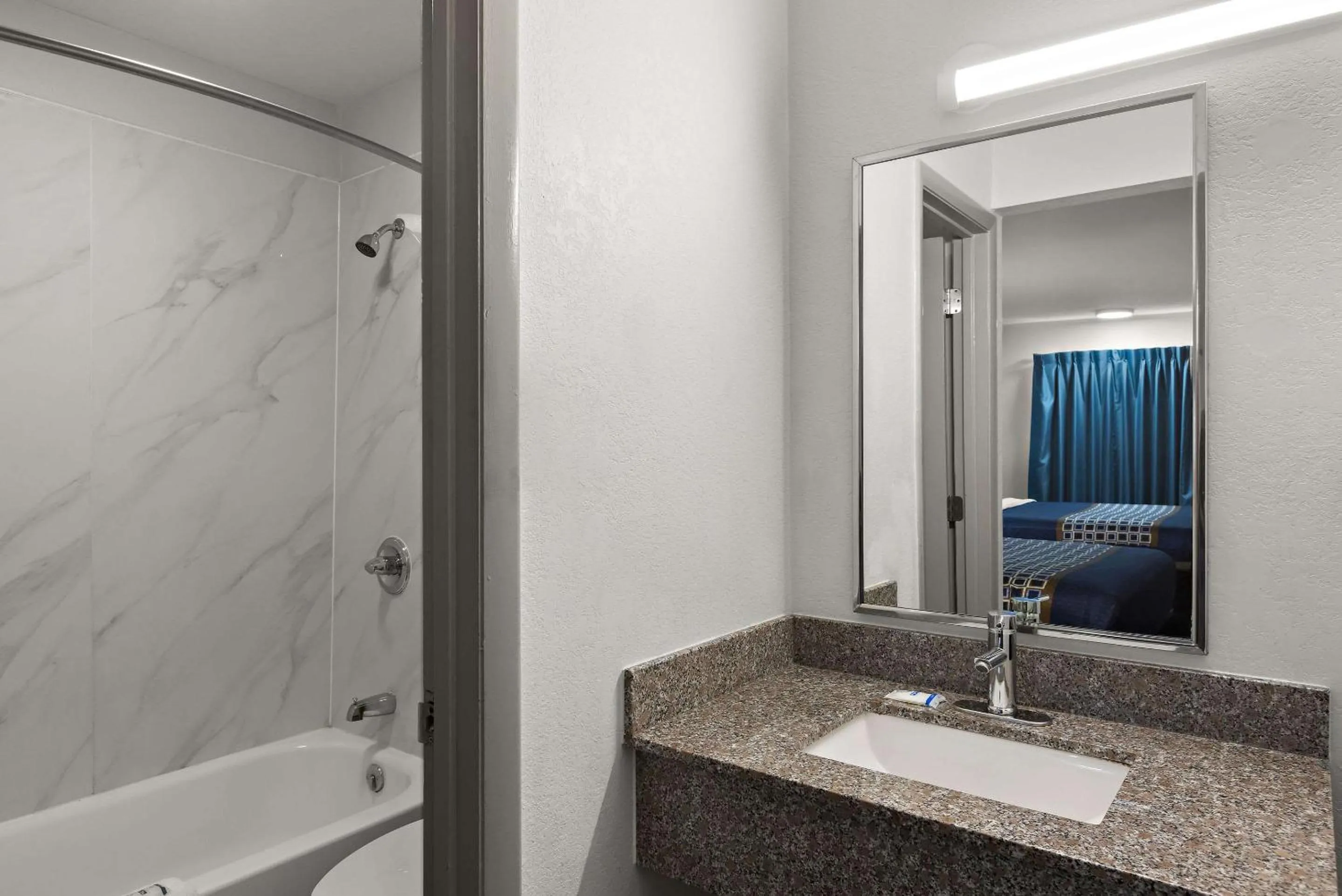 Bedroom in Rodeway Inn Commerce