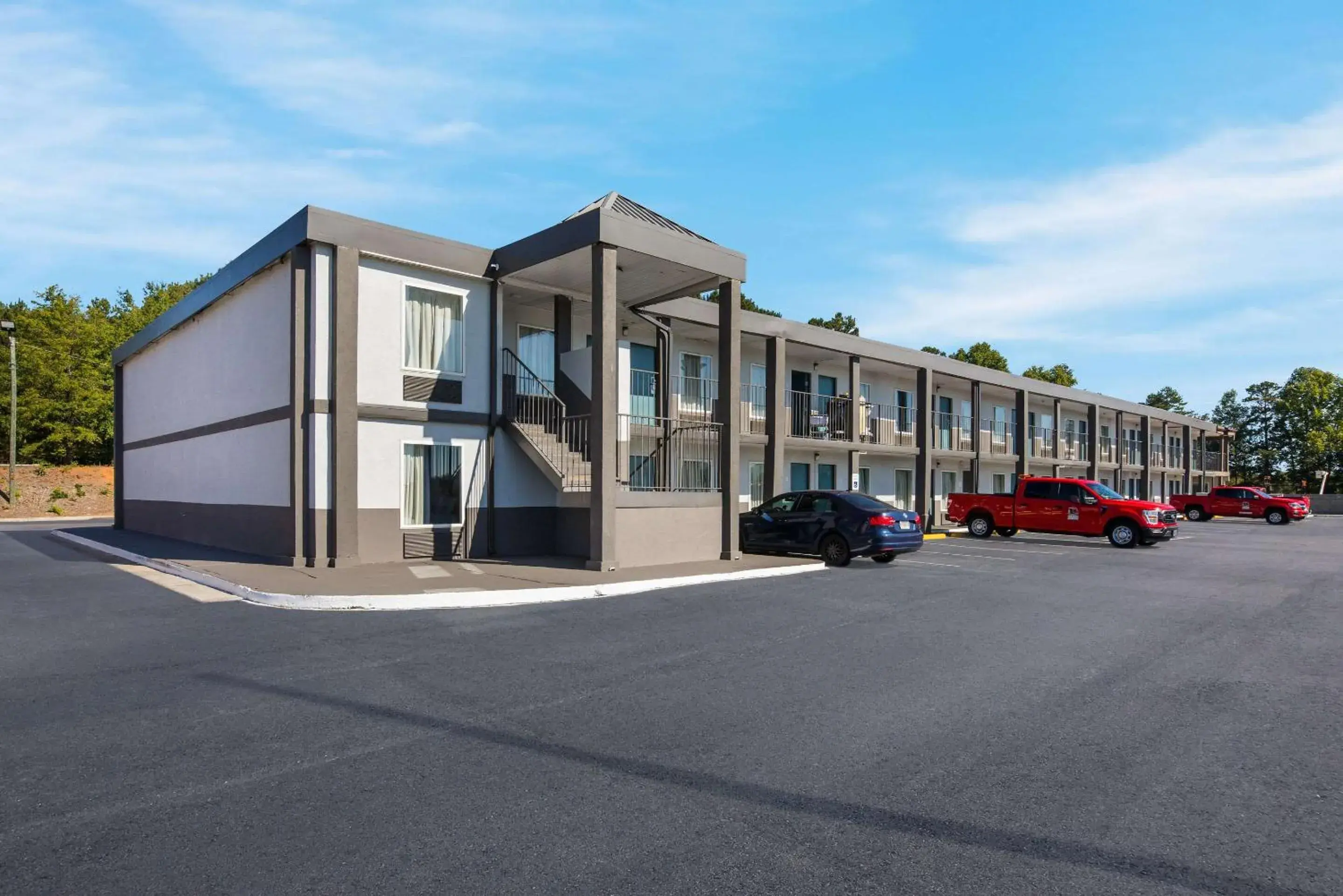 Property building in Rodeway Inn Commerce Property building in Rodeway Inn Commerce