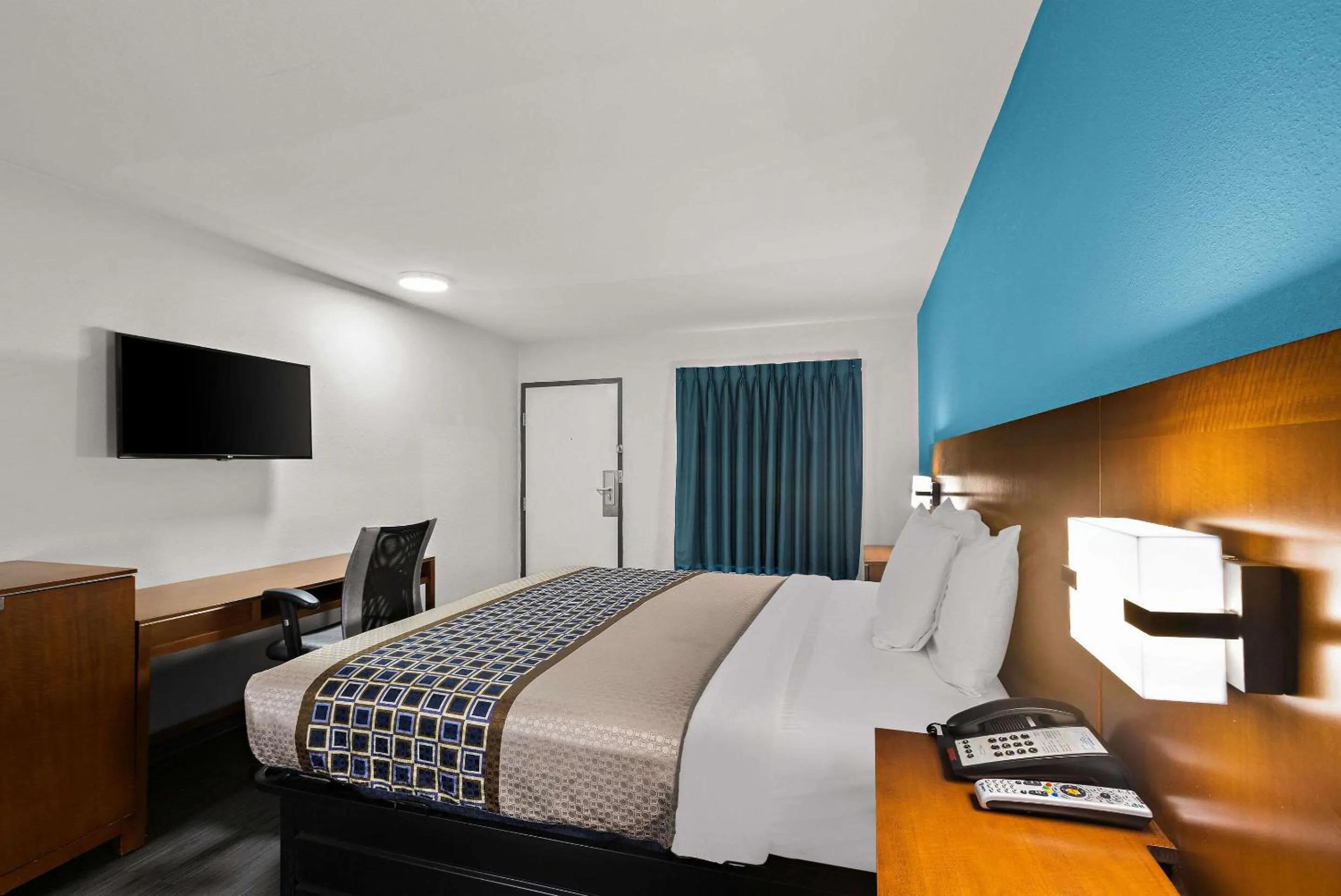 Bedroom, Bed in Rodeway Inn Commerce