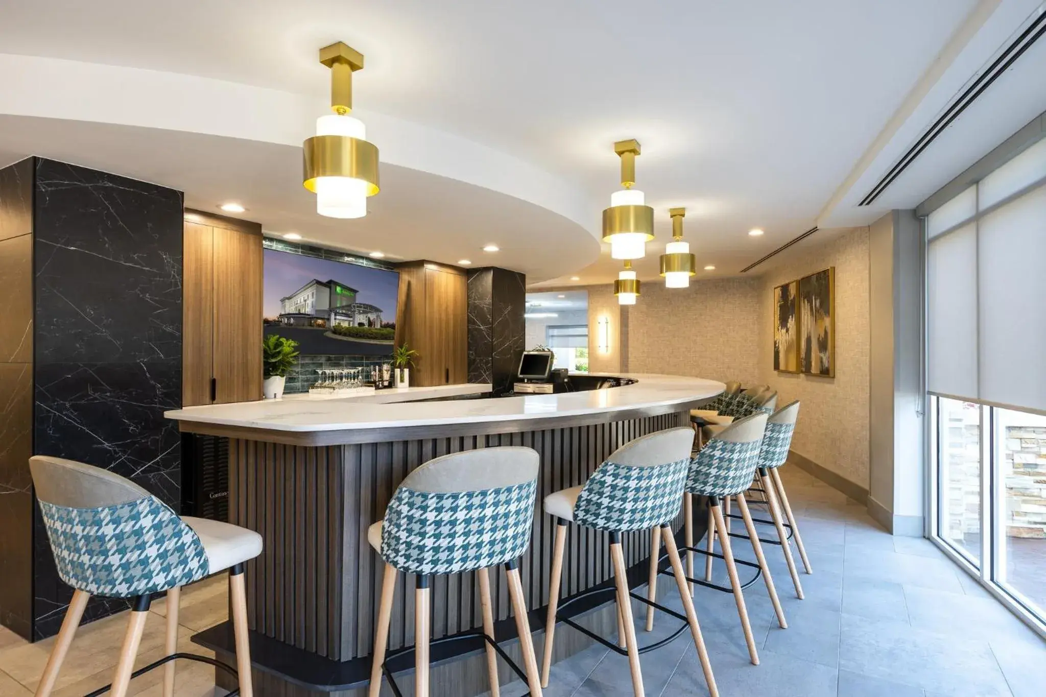 Lounge or bar in Holiday Inn Anderson by IHG Lounge or bar in Holiday Inn Anderson by IHG