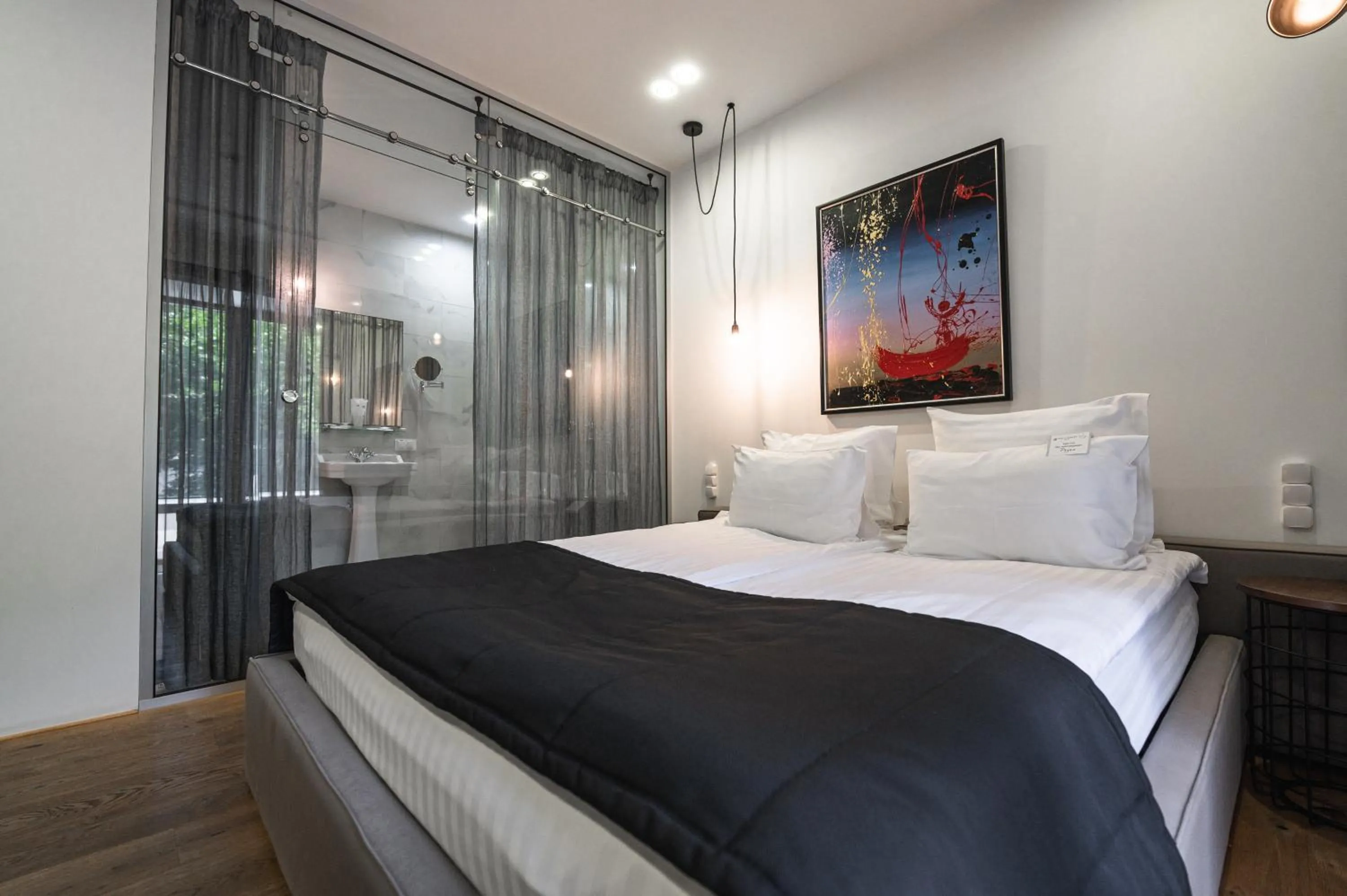 Photo of the whole room, Bed in Wall Street - Maestro