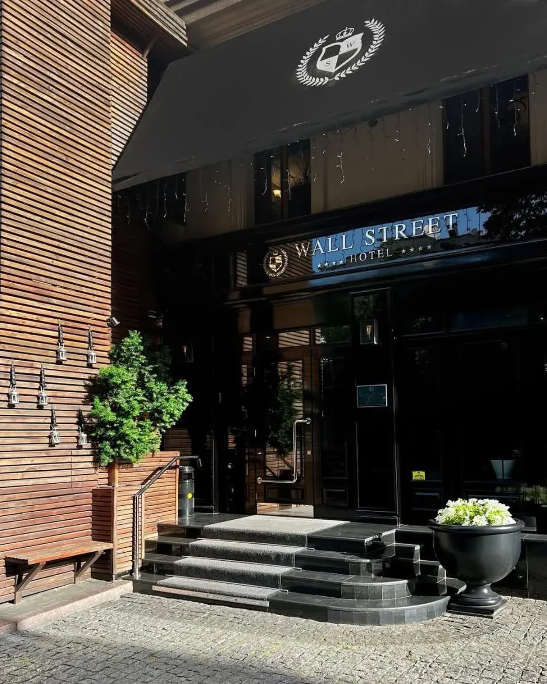 Facade/entrance in Wall Street - Maestro Facade/entrance in Wall Street - Maestro