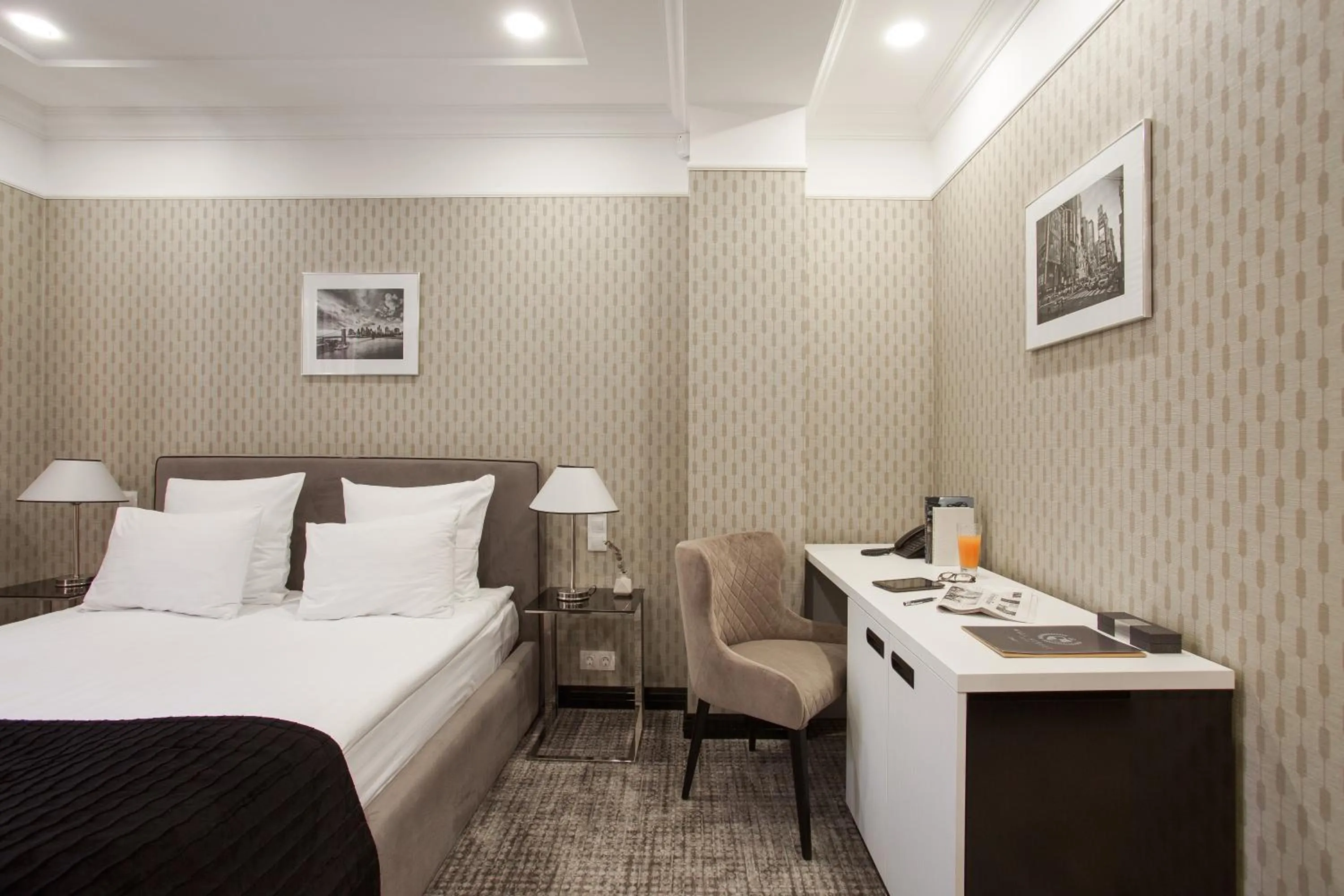 Bed in Wall Street - Maestro