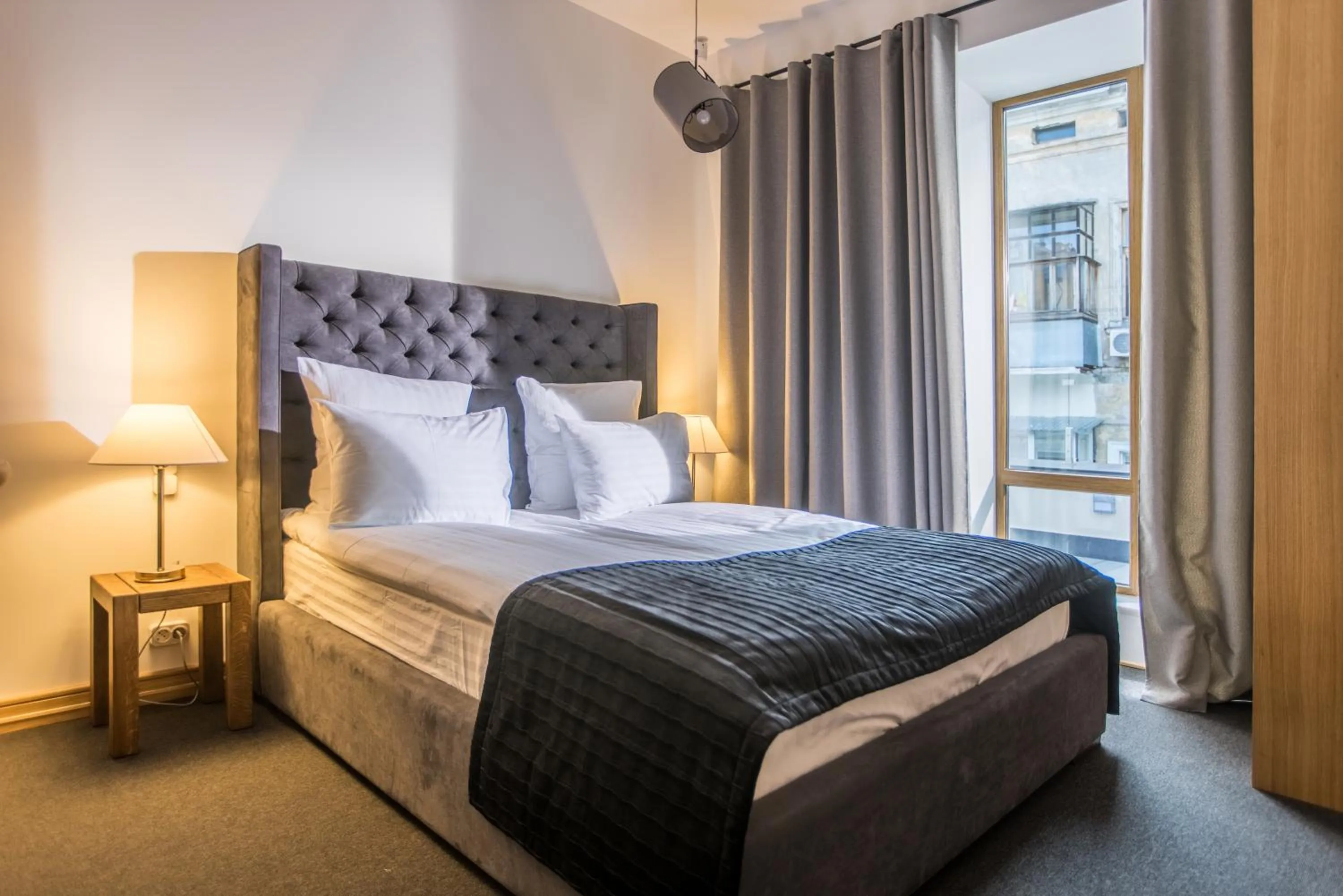 Bed in Wall Street - Maestro