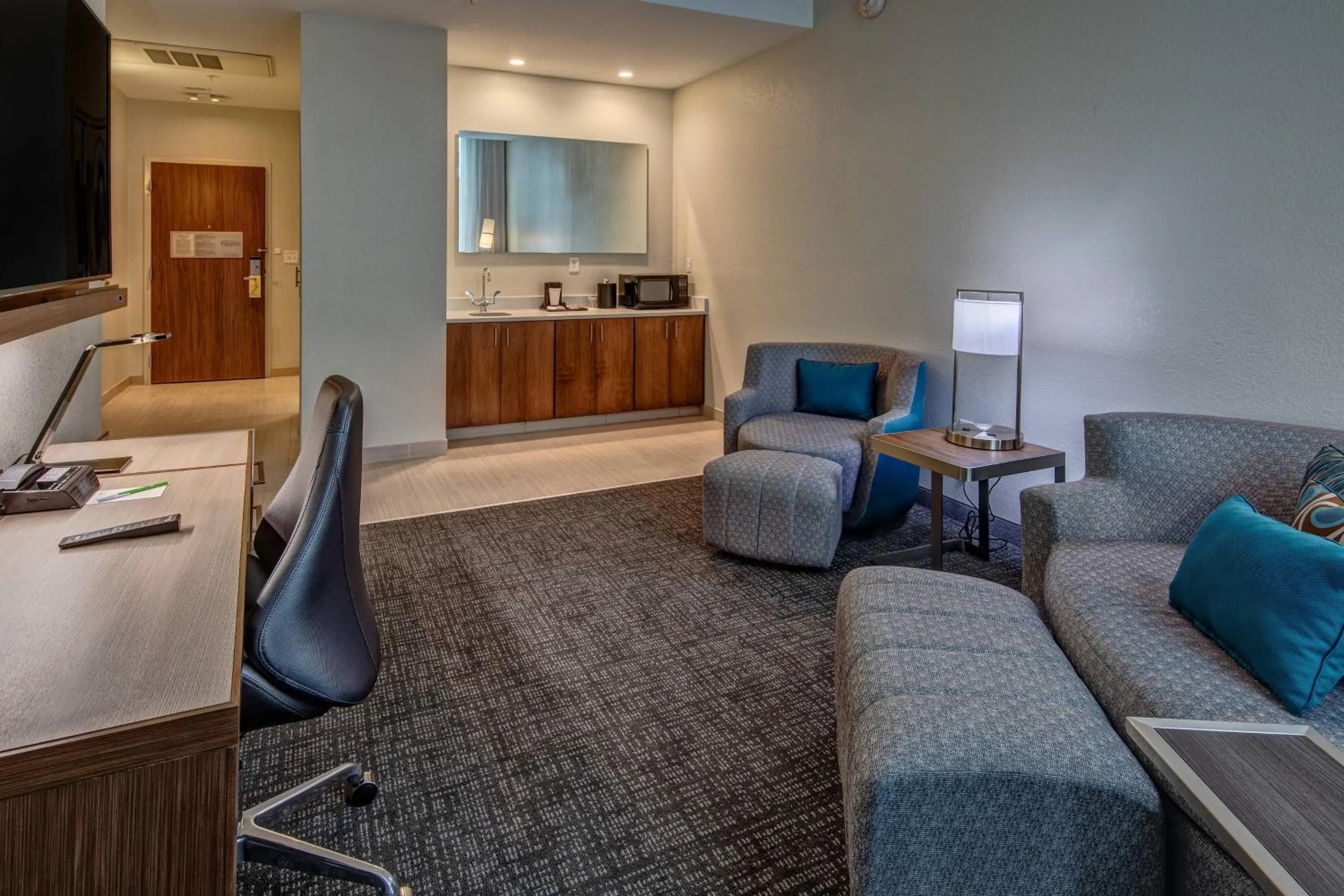 Living room in Courtyard by Marriott Dulles Airport Herndon