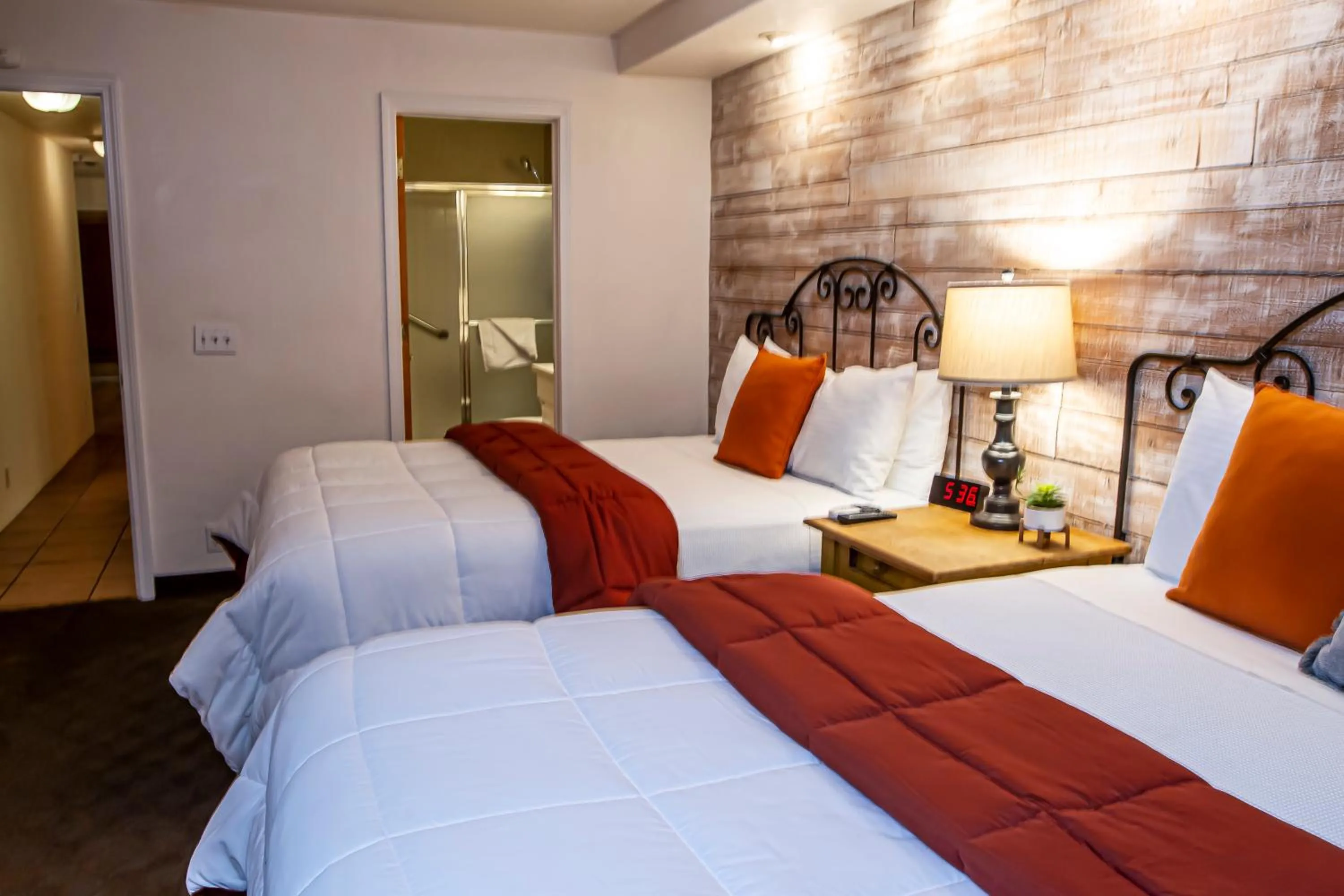 Photo of the whole room, Bed in Hotel California